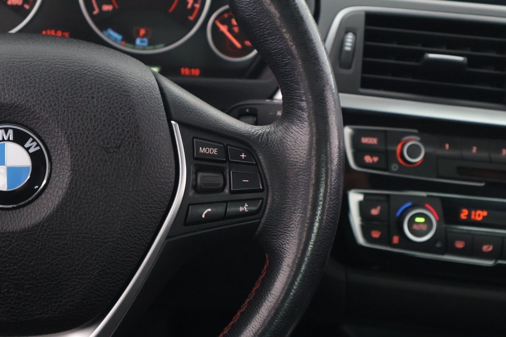 BMW 330 2018 F30 Sedan 330e A Sport Line LCI  / Sportpenkit / Adapt. Vakkari / P-Kamera / Ajastettu lämmitys / Kaista-avustin / LED / - Juuri huollettu / Kahdet renkaat aluilla /  Siisi auto!