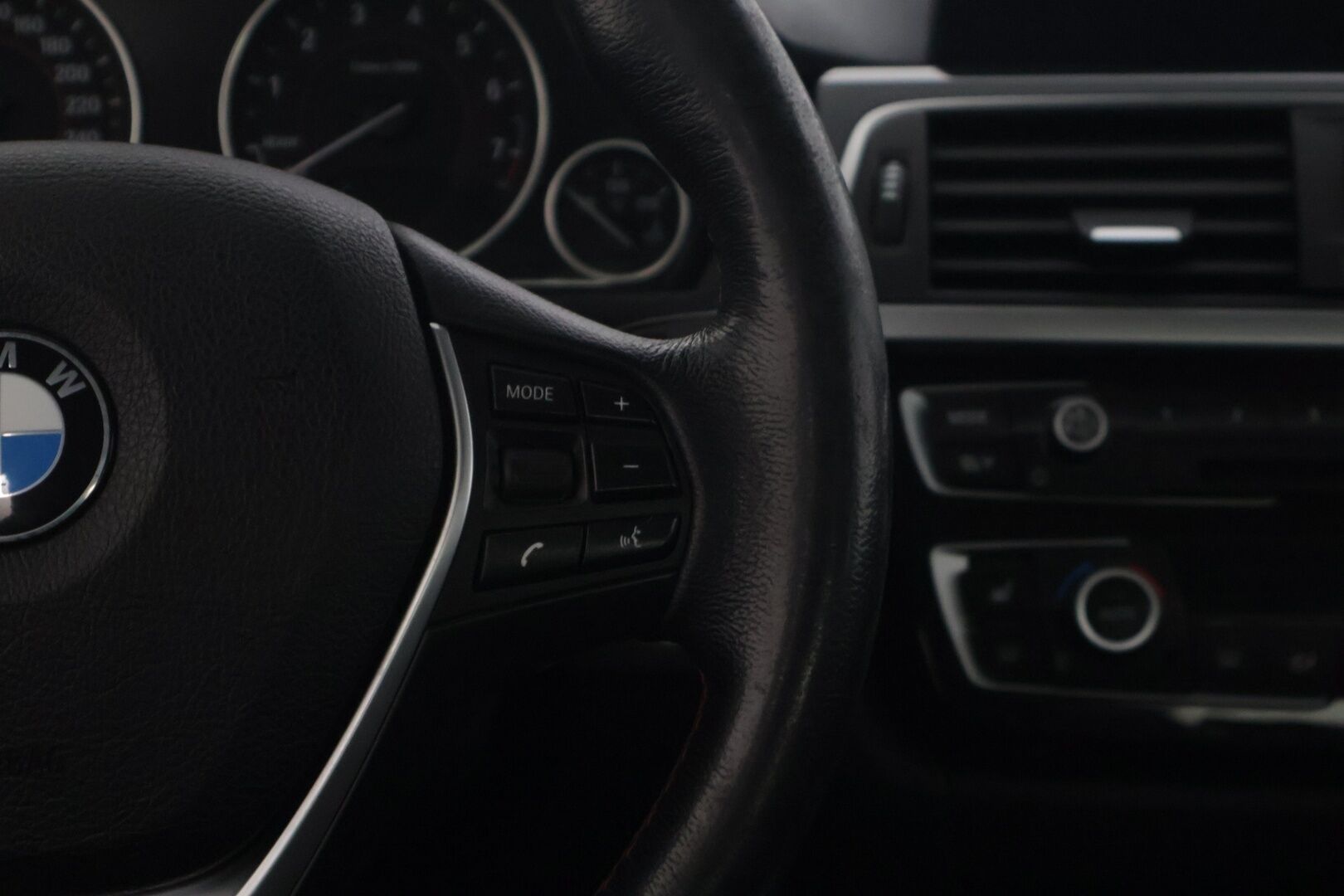 BMW 330 2018 F30 Sedan 330e A Sport Line LCI  / Sportpenkit / Adapt. Vakkari / P-Kamera / Ajastettu lämmitys / Kaista-avustin / LED / - Juuri huollettu / Kahdet renkaat aluilla /  Siisi auto!