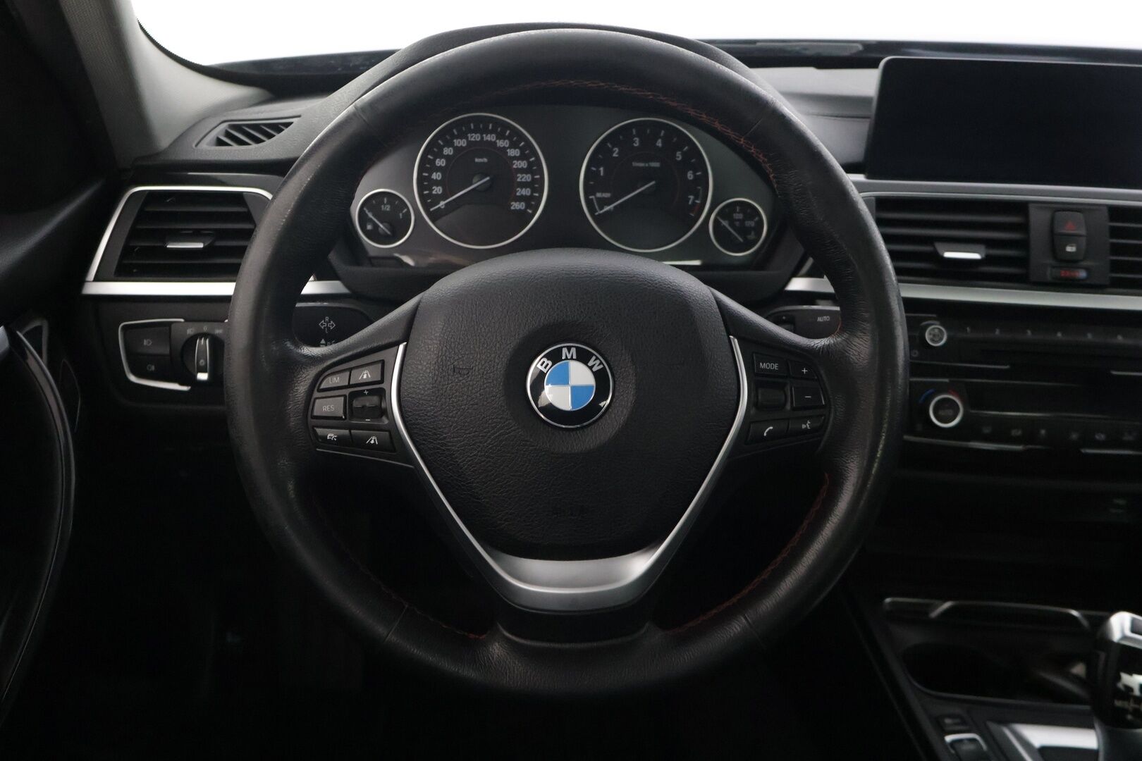 BMW 330 2018 F30 Sedan 330e A Sport Line LCI  / Sportpenkit / Adapt. Vakkari / P-Kamera / Ajastettu lämmitys / Kaista-avustin / LED / - Juuri huollettu / Kahdet renkaat aluilla /  Siisi auto!