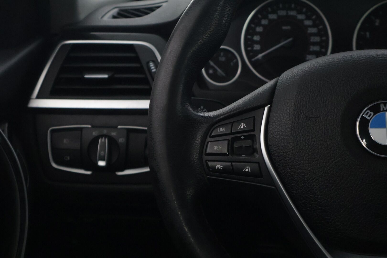 BMW 330 2018 F30 Sedan 330e A Sport Line LCI  / Sportpenkit / Adapt. Vakkari / P-Kamera / Ajastettu lämmitys / Kaista-avustin / LED / - Juuri huollettu / Kahdet renkaat aluilla /  Siisi auto!