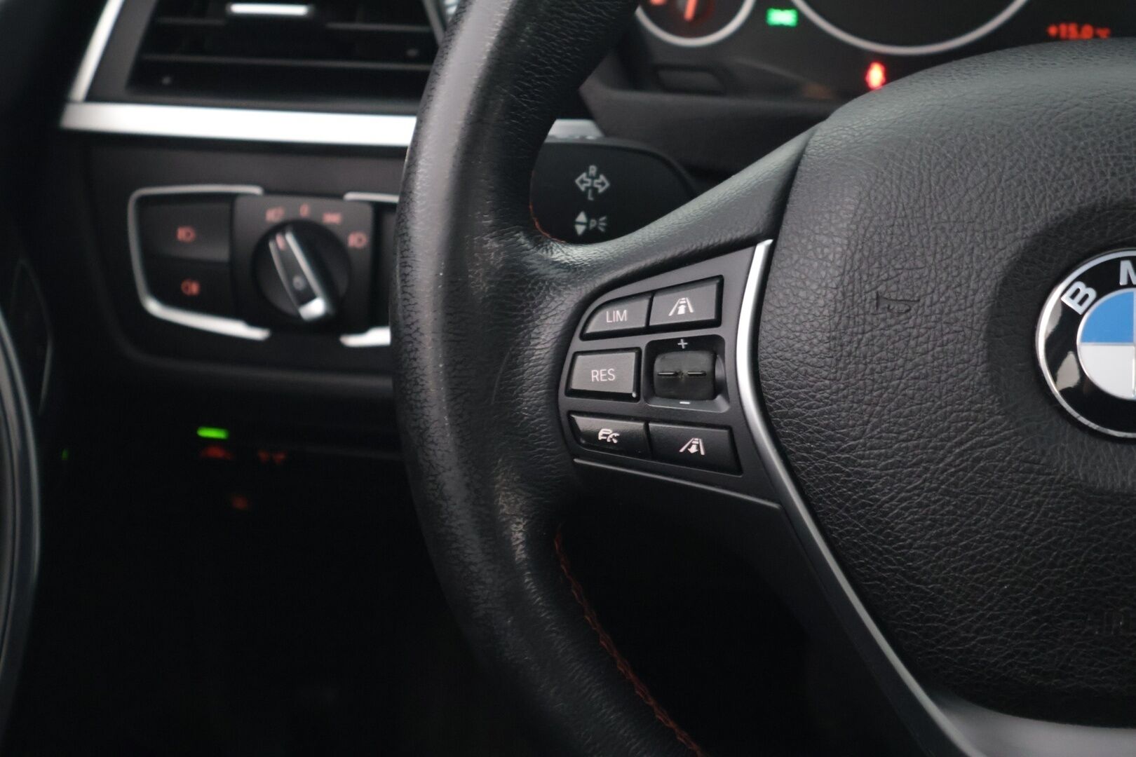 BMW 330 2018 F30 Sedan 330e A Sport Line LCI  / Sportpenkit / Adapt. Vakkari / P-Kamera / Ajastettu lämmitys / Kaista-avustin / LED / - Juuri huollettu / Kahdet renkaat aluilla /  Siisi auto!