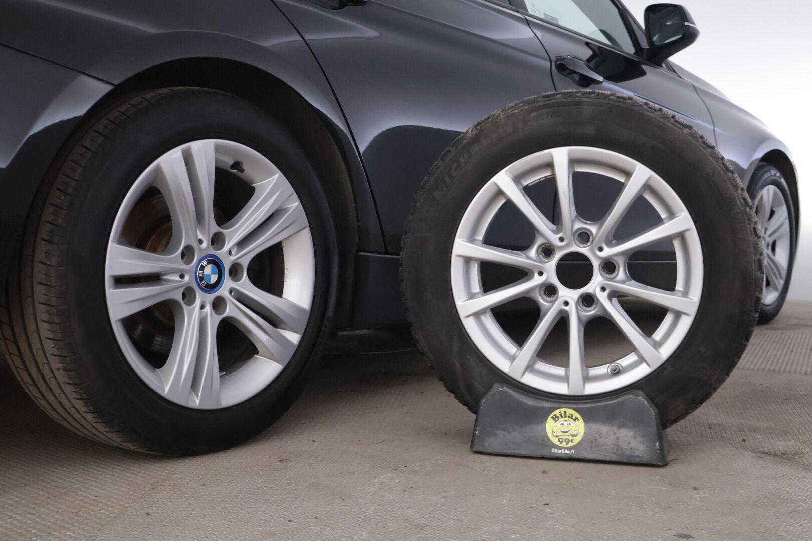 BMW 330 2018 F30 Sedan 330e A Sport Line LCI  / Sportpenkit / Adapt. Vakkari / P-Kamera / Ajastettu lämmitys / Kaista-avustin / LED / - Juuri huollettu / Kahdet renkaat aluilla /  Siisi auto!
