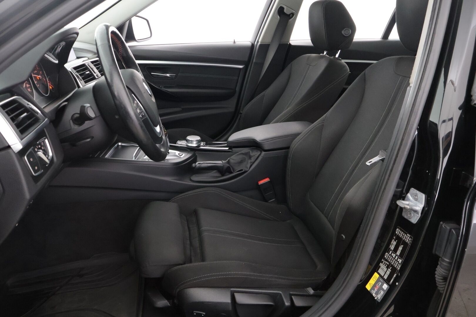 BMW 330 2018 F30 Sedan 330e A Sport Line LCI  / Sportpenkit / Adapt. Vakkari / P-Kamera / Ajastettu lämmitys / Kaista-avustin / LED / - Juuri huollettu / Kahdet renkaat aluilla /  Siisi auto!