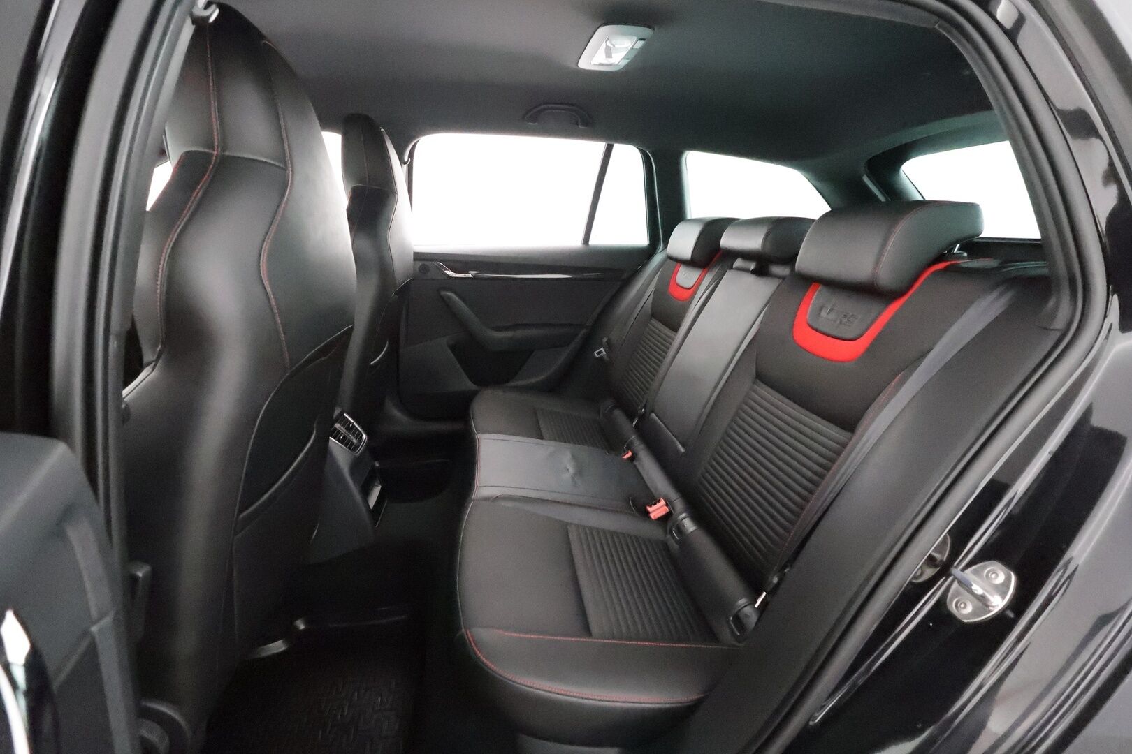 Skoda Octavia 2014 Combi 2,0 TSI RS DSG Autom. **Webasto / Adapt.Vakkari / Xenon / Keyless / P.Tutka / Bluetooth / Kahdet renkaat**