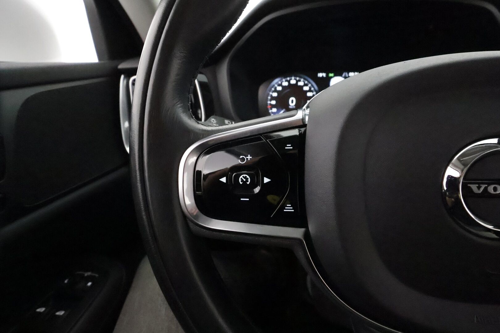 Volvo S60 2021 B4 MHEV Business aut **Muistipenkki / Webasto / Adapt.vakkari / P.kamera / KeylessGo / BLIS / Digimittaristo** - 1.om Suomi-auto / Kahdet renkaat aluvanteilla / Merkkihuollettu