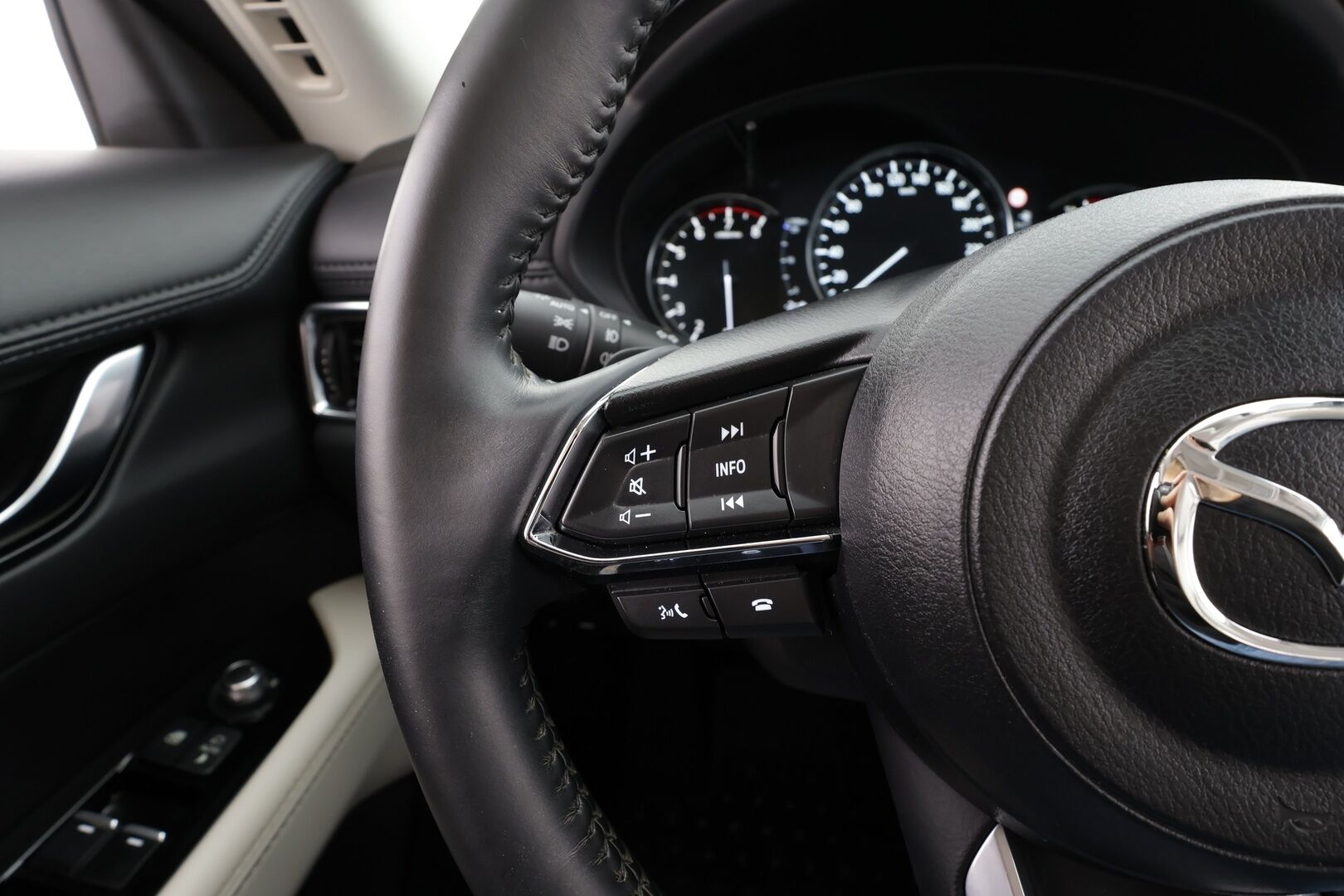 Mazda CX-5 2021 2,5 (194hv) Skyactiv-G AWD Luxury Business 6AT White * ACC / HUD / 360° / LED / Navi / Muistipenkki / KeylessGo * - Ilmastoidut nahat / Bose / Lohkolämmitin / Kahdet renkaat aluvanteilla - HULLUT JOULUT KORKOTARJOUS 2,49% 