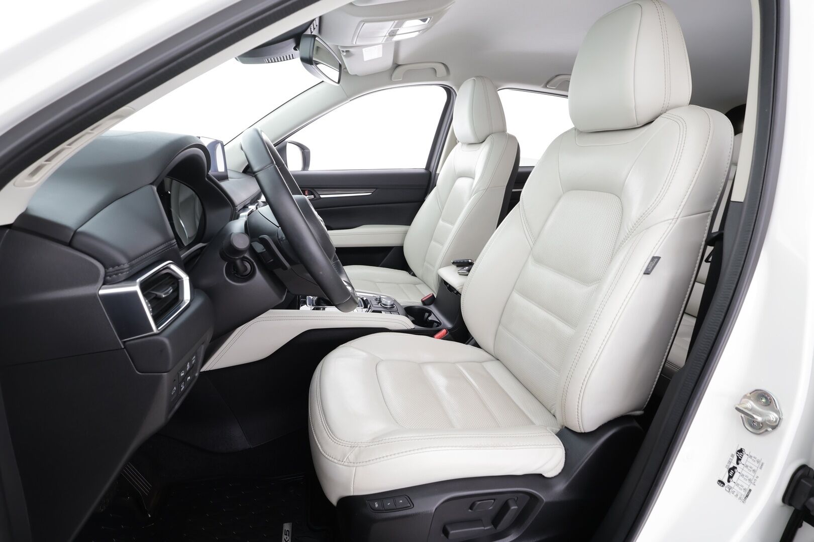 Mazda CX-5 2021 2,5 (194hv) Skyactiv-G AWD Luxury Business 6AT White * ACC / HUD / 360° / LED / Navi / Muistipenkki / KeylessGo * - Ilmastoidut nahat / Bose / Lohkolämmitin / Kahdet renkaat aluvanteilla - HULLUT JOULUT KORKOTARJOUS 2,49% 