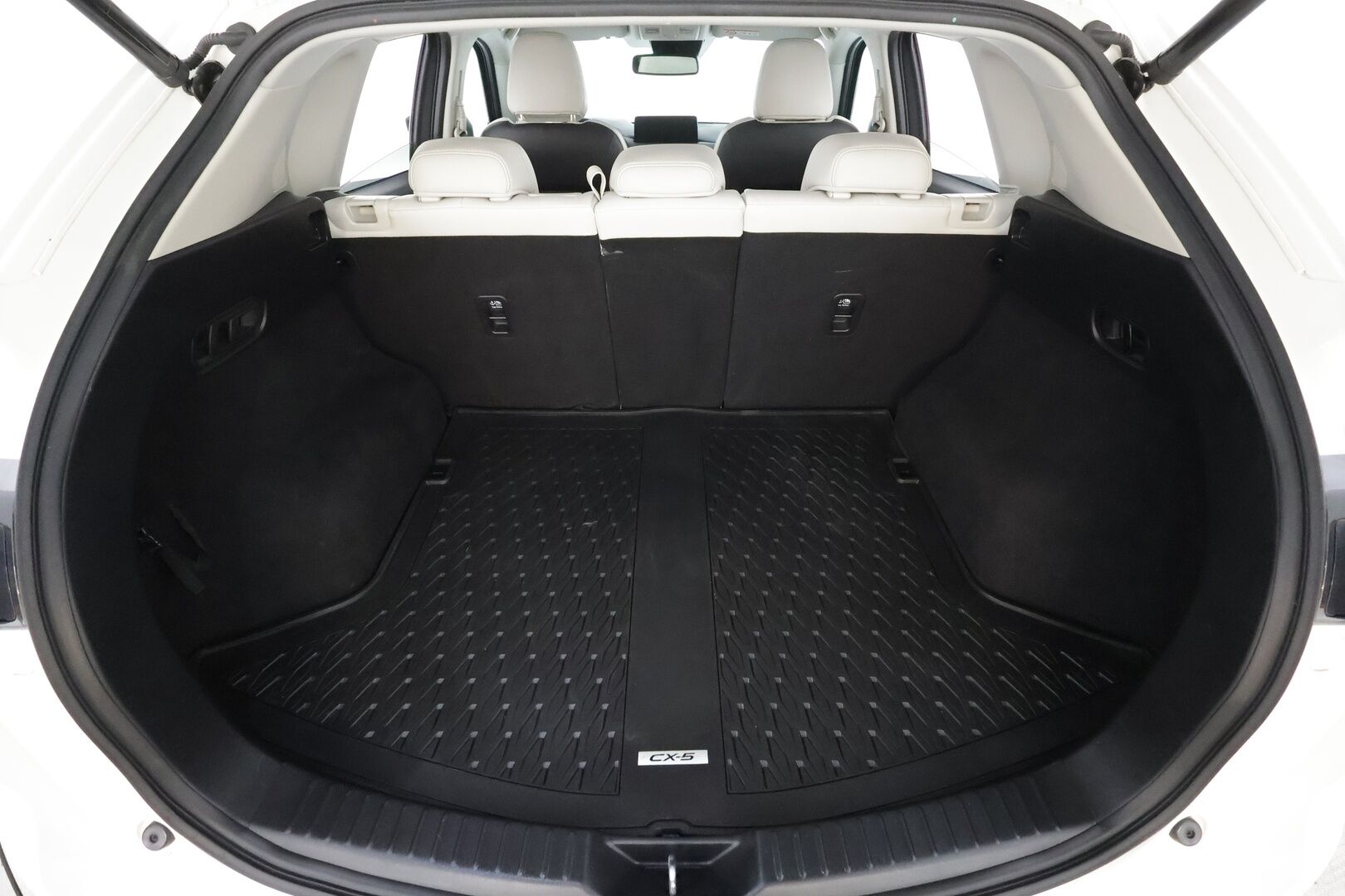 Mazda CX-5 2021 2,5 (194hv) Skyactiv-G AWD Luxury Business 6AT White * ACC / HUD / 360° / LED / Navi / Muistipenkki / KeylessGo * - Ilmastoidut nahat / Bose / Lohkolämmitin / Kahdet renkaat aluvanteilla - HULLUT JOULUT KORKOTARJOUS 2,49% 