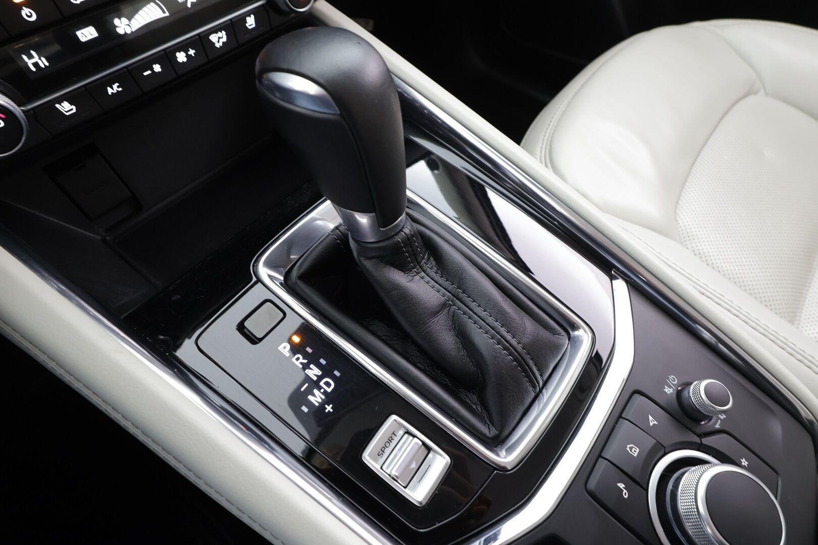 Mazda CX-5 2021 2,5 (194hv) Skyactiv-G AWD Luxury Business 6AT White * ACC / HUD / 360° / LED / Navi / Muistipenkki / KeylessGo * - Ilmastoidut nahat / Bose / Lohkolämmitin / Kahdet renkaat aluvanteilla - HULLUT JOULUT KORKOTARJOUS 2,49% 