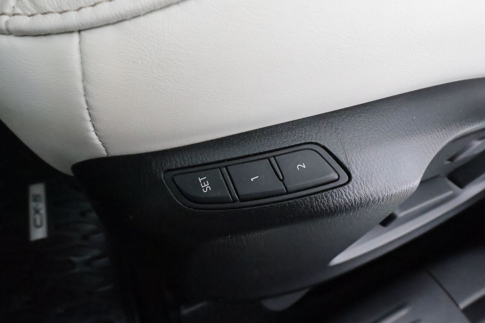 Mazda CX-5 2021 2,5 (194hv) Skyactiv-G AWD Luxury Business 6AT White * ACC / HUD / 360° / LED / Navi / Muistipenkki / KeylessGo * - Ilmastoidut nahat / Bose / Lohkolämmitin / Kahdet renkaat aluvanteilla - HULLUT JOULUT KORKOTARJOUS 2,49% 