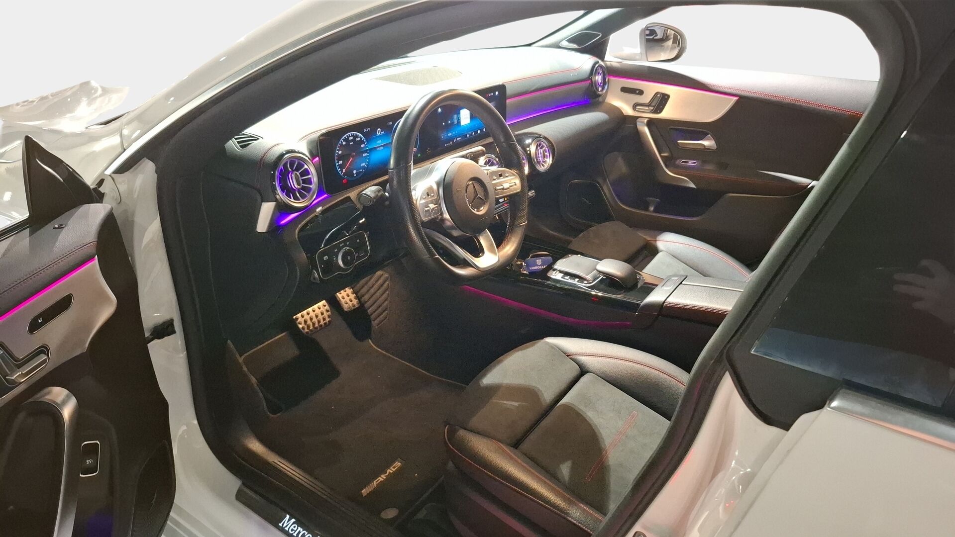 Mercedes-Benz CLA 2019 250 4MATIC AMG Sedan - 3,99 % KORKOTARJOUS TÄHÄN AUTOON - * AMG / Burmester / P-Kamera / Navi / Muistit / LED / Kattoluukku / Digimittaristo / Lohko * 