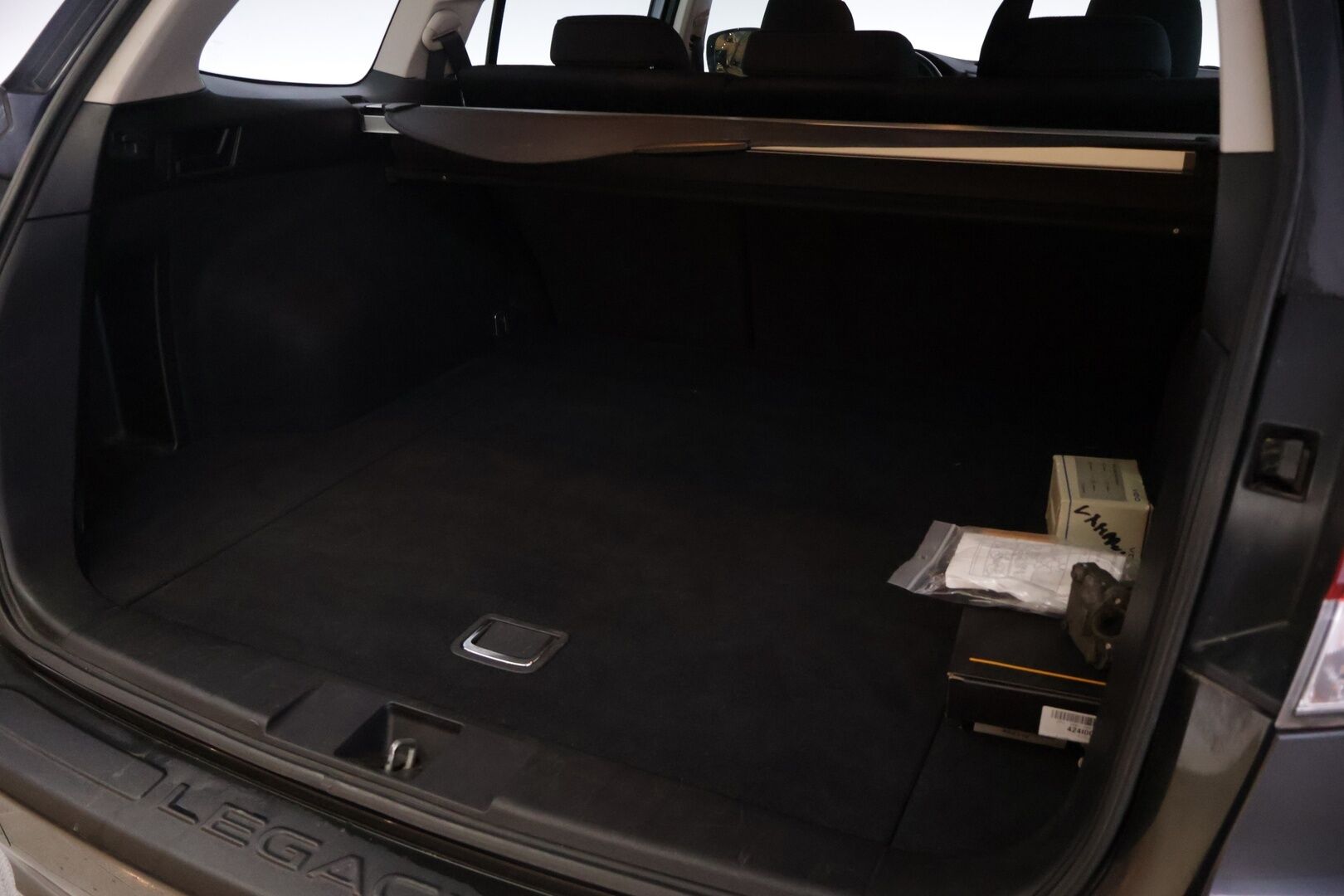 Subaru Legacy 2012 STW 2.0 i AWD *Juuri katsastettu / P-Kamera / Koukku / Xenon / Sähköpenkki* - Hyvin huollettu neliveto Legacy kaksilla Subarun alumiinivanteilla ja kaksilla hyväkuntoisilla renkailla! - HULLUT JOULUT KORKOTARJOUS 2,49% 