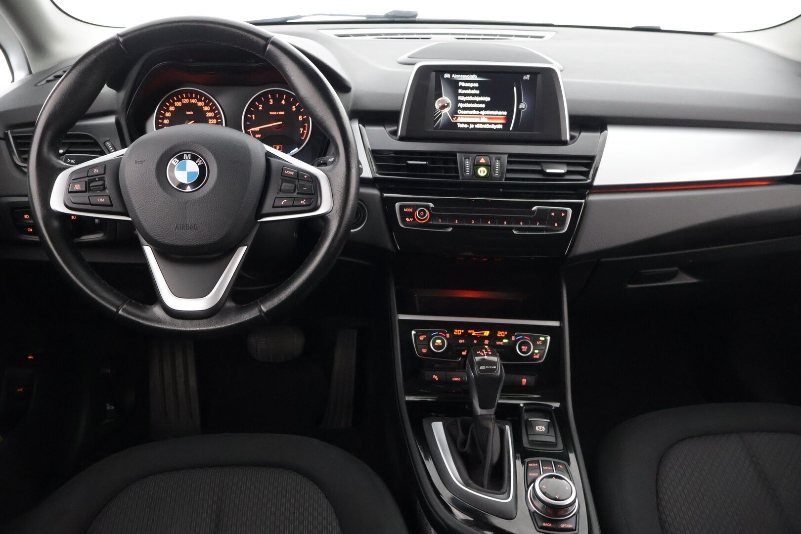 BMW 225 2017 XE iPerformance * Bi-Xenon / P-Kamera / Sähköluukku / Comfort access / Hifit * - Hyvin huollettu / Kummatkin renkaat ajokuntoiset / Katsastusta vuosi * - Osta nyt, maksa vasta ensi vuonna