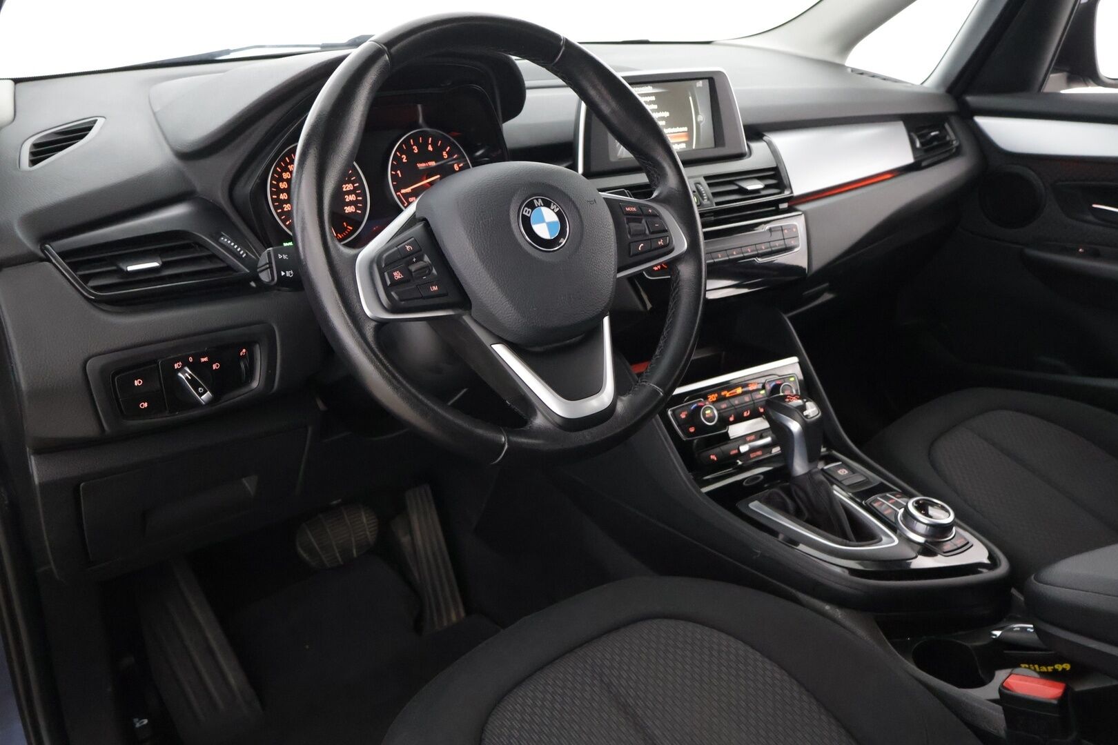 BMW 225 2017 XE iPerformance * Bi-Xenon / P-Kamera / Sähköluukku / Comfort access / Hifit * - Hyvin huollettu / Kummatkin renkaat ajokuntoiset / Katsastusta vuosi * - Osta nyt, maksa vasta ensi vuonna