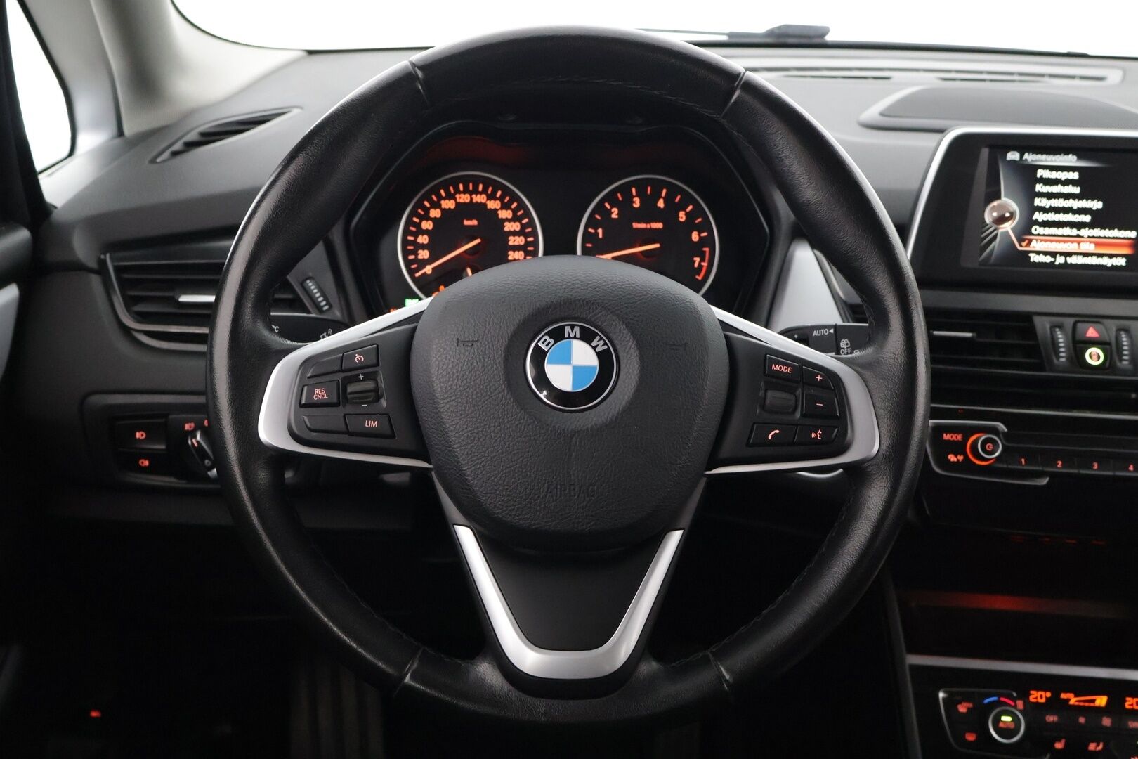 BMW 225 2017 XE iPerformance * Bi-Xenon / P-Kamera / Sähköluukku / Comfort access / Hifit * - Hyvin huollettu / Kummatkin renkaat ajokuntoiset / Katsastusta vuosi * - Osta nyt, maksa vasta ensi vuonna