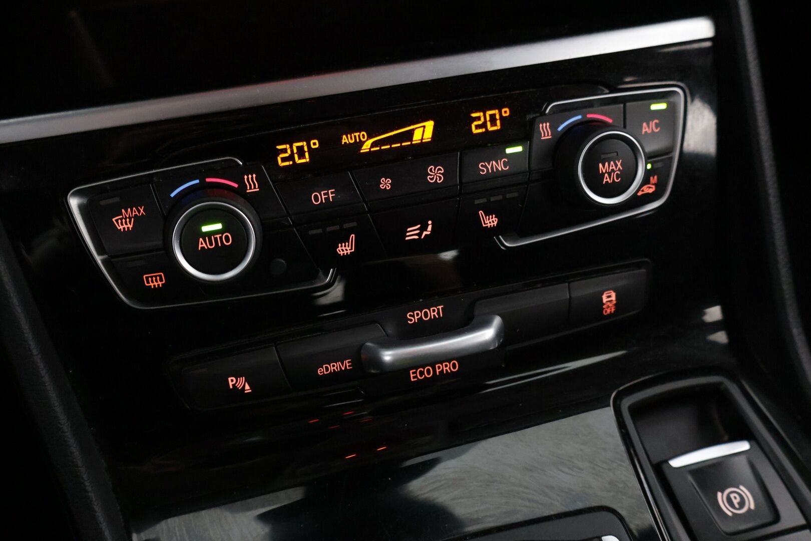 BMW 225 2017 XE iPerformance * Bi-Xenon / P-Kamera / Sähköluukku / Comfort access / Hifit * - Hyvin huollettu / Kummatkin renkaat ajokuntoiset / Katsastusta vuosi * - Osta nyt, maksa vasta ensi vuonna