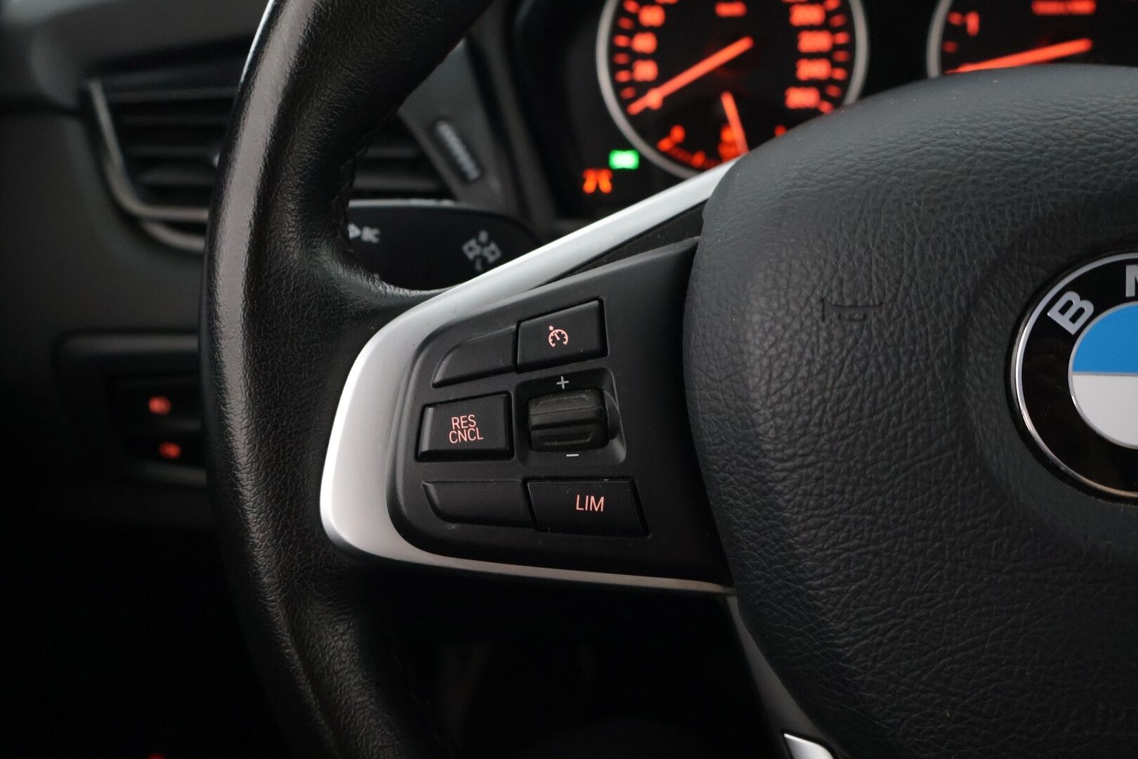 BMW 225 2017 XE iPerformance * Bi-Xenon / P-Kamera / Sähköluukku / Comfort access / Hifit * - Hyvin huollettu / Kummatkin renkaat ajokuntoiset / Katsastusta vuosi * - Osta nyt, maksa vasta ensi vuonna