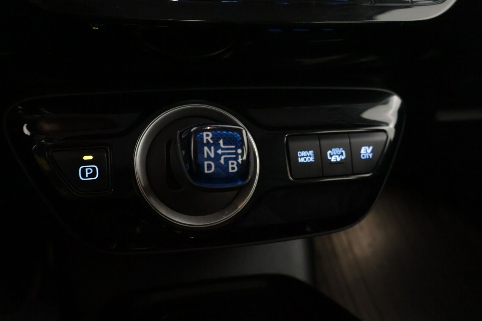 TOYOTA PRIUS PHEV 2019 PRIUS PHV Viistoperä Hud / 360 Kamera / Adap.vakkari / JBL / Nahkasisusta / P-tutkat - Todella siistinvärinen ja hyvin pidetty yksilö! 