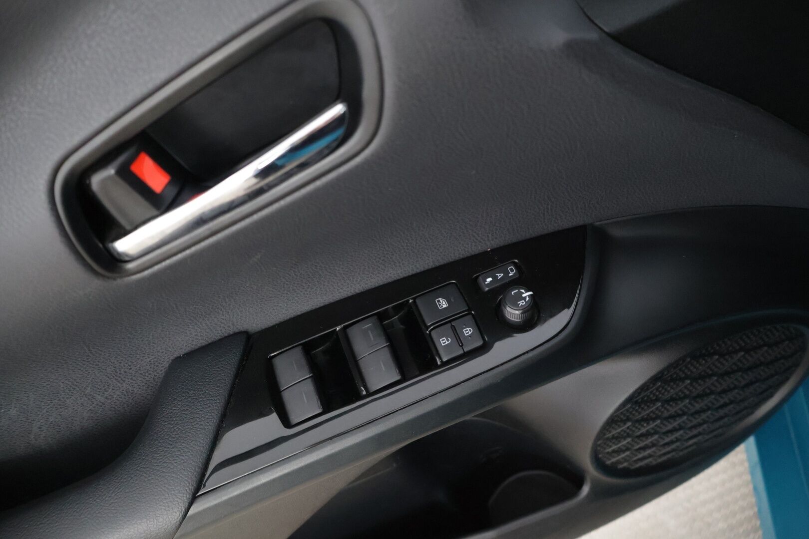 TOYOTA PRIUS PHEV 2019 PRIUS PHV Viistoperä Hud / 360 Kamera / Adap.vakkari / JBL / Nahkasisusta / P-tutkat - Todella siistinvärinen ja hyvin pidetty yksilö! 