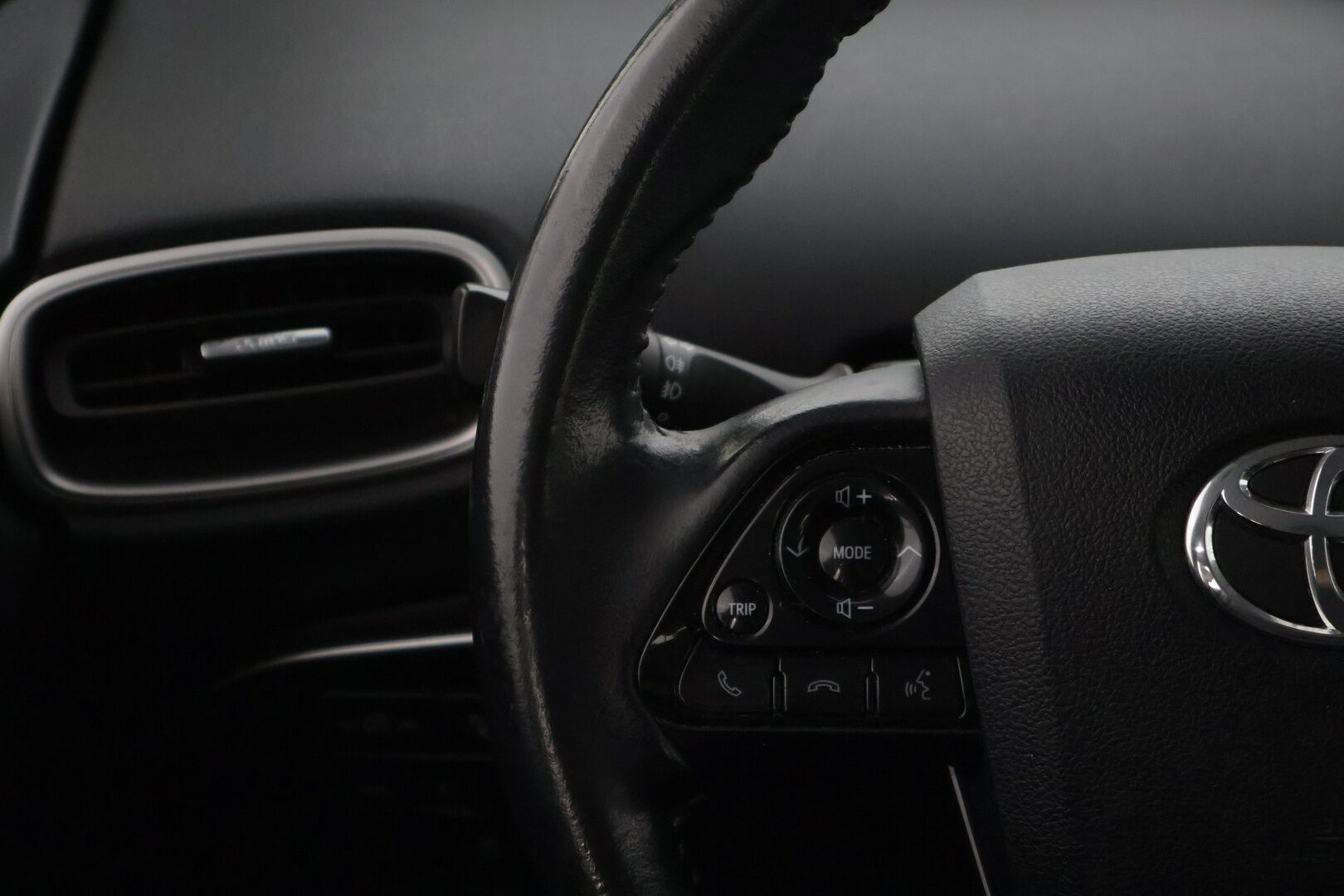 TOYOTA PRIUS PHEV 2019 PRIUS PHV Viistoperä Hud / 360 Kamera / Adap.vakkari / JBL / Nahkasisusta / P-tutkat - Todella siistinvärinen ja hyvin pidetty yksilö! 