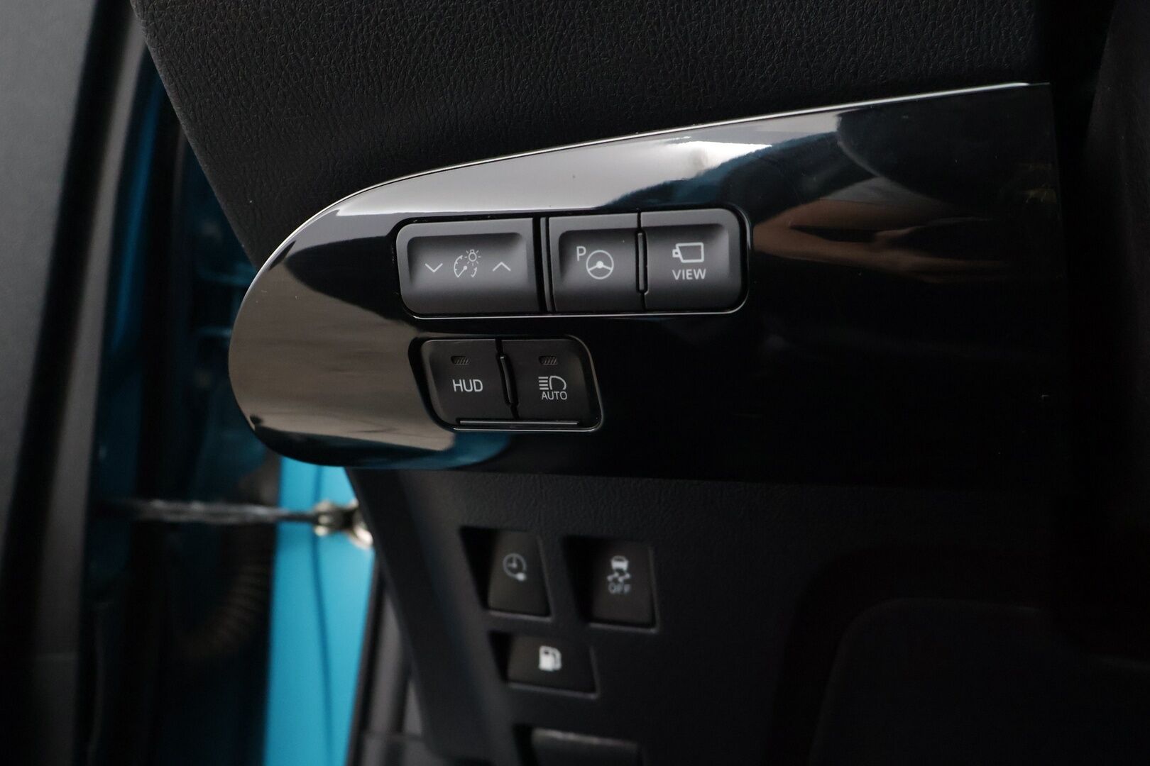 TOYOTA PRIUS PHEV 2019 PRIUS PHV Viistoperä Hud / 360 Kamera / Adap.vakkari / JBL / Nahkasisusta / P-tutkat - Todella siistinvärinen ja hyvin pidetty yksilö! 