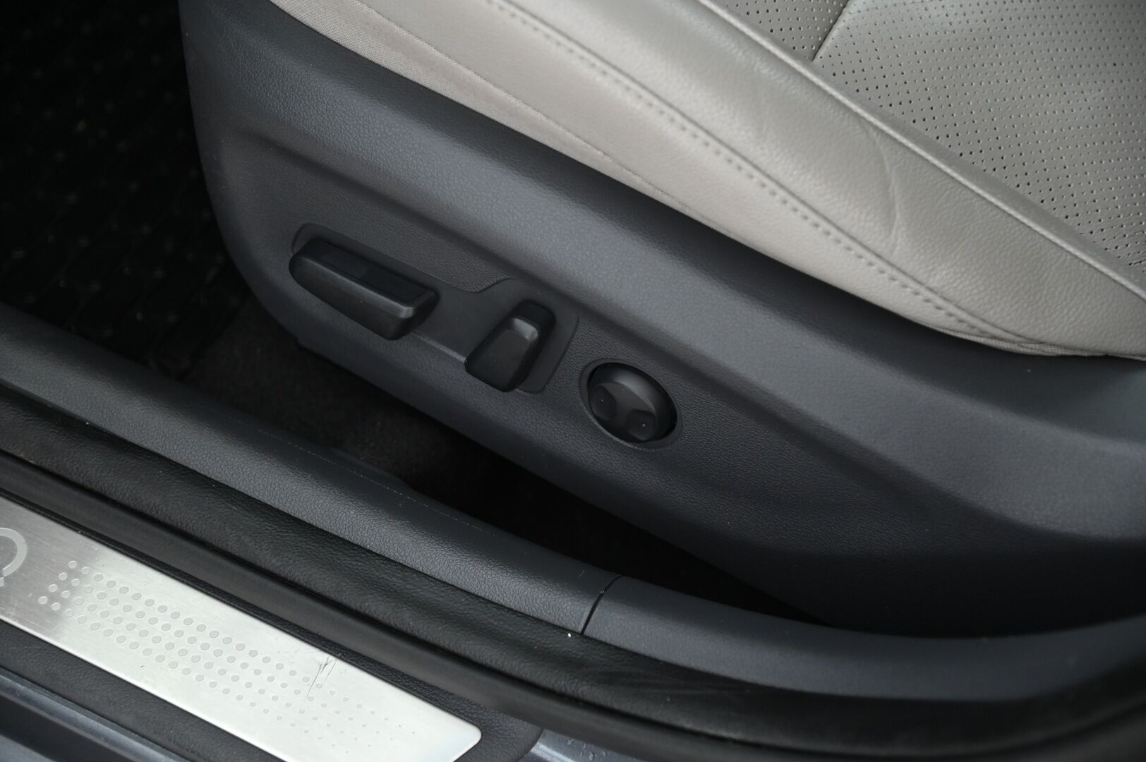 HYUNDAI IONIQ PLUG-IN 2018 DCT Business Style*Yritysoutlet - Myydään vain yrityksille / HUIPPUKAMAT * - * Tämä auto myydään YritysOutlet -valikoimasta vain yritykselle HUIPPUVARUSTEILLA *