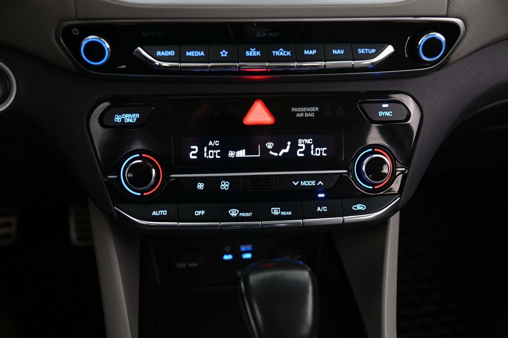 HYUNDAI IONIQ PLUG-IN 2018 DCT Business Style*Yritysoutlet - Myydään vain yrityksille / HUIPPUKAMAT * - * Tämä auto myydään YritysOutlet -valikoimasta vain yritykselle HUIPPUVARUSTEILLA *