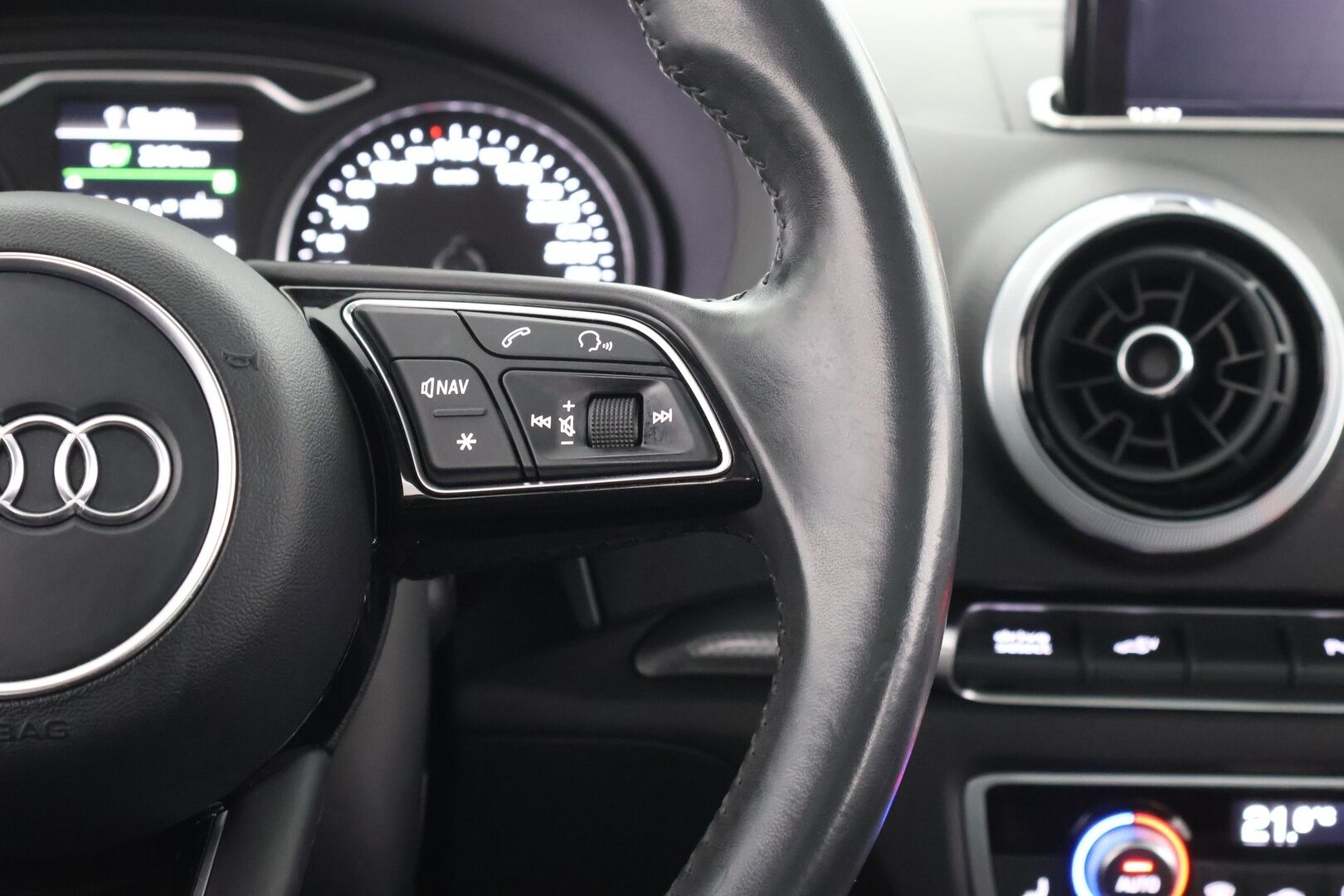 AUDI A3 2018 e-Tron Business Sport 1,4 TFSI - Matrix-LED | Adapt. vak | Kattoluukku | P-Tutkat | Keyless | MMI+