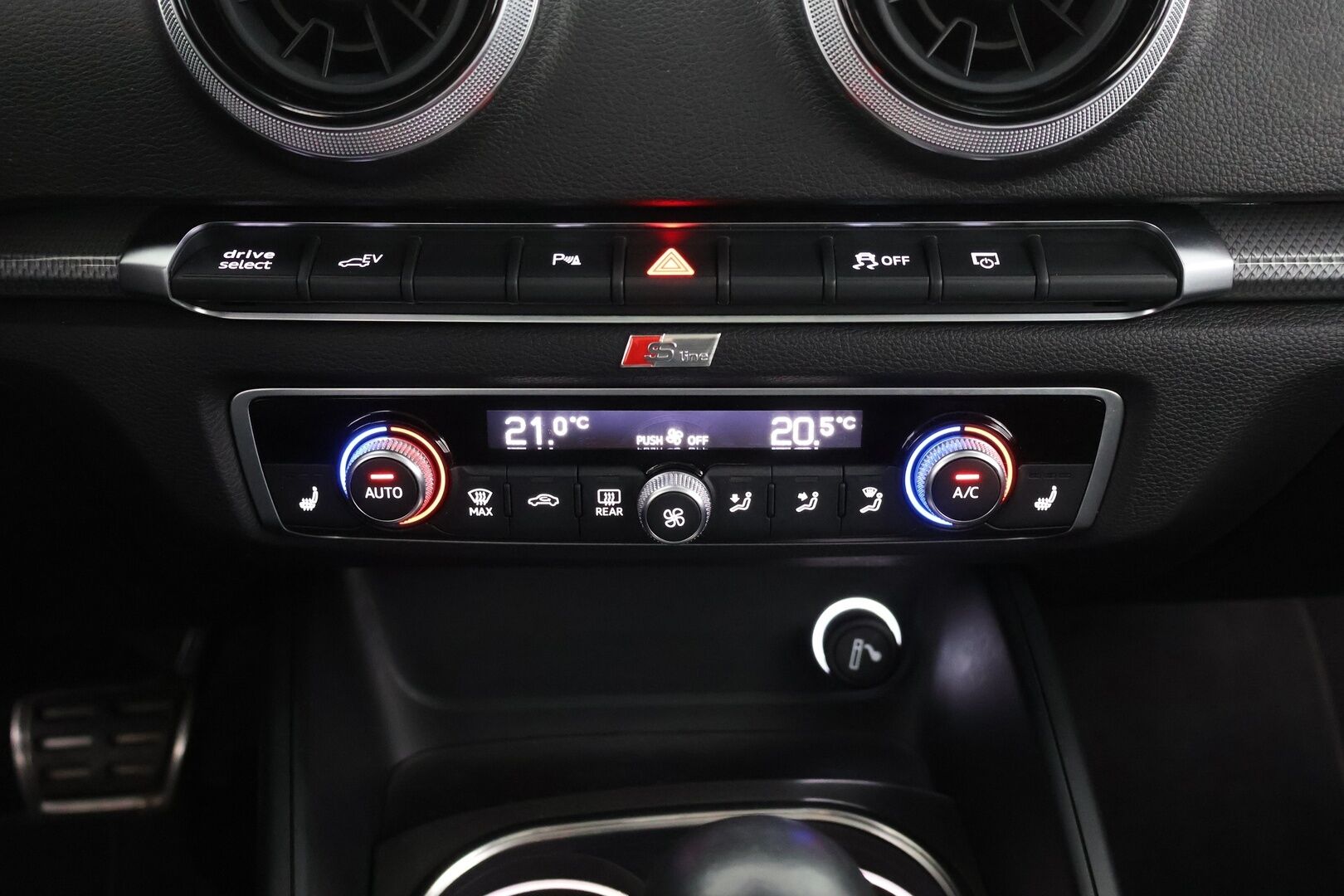 AUDI A3 2018 e-Tron Business Sport 1,4 TFSI - Matrix-LED | Adapt. vak | Kattoluukku | P-Tutkat | Keyless | MMI+