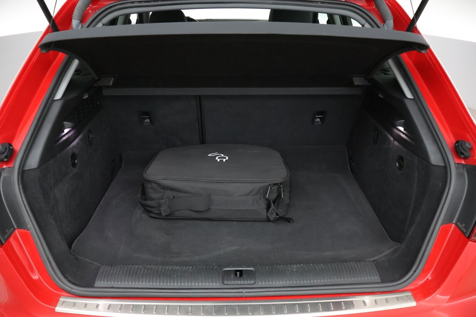 AUDI A3 2018 e-Tron Business Sport 1,4 TFSI - Matrix-LED | Adapt. vak | Kattoluukku | P-Tutkat | Keyless | MMI+