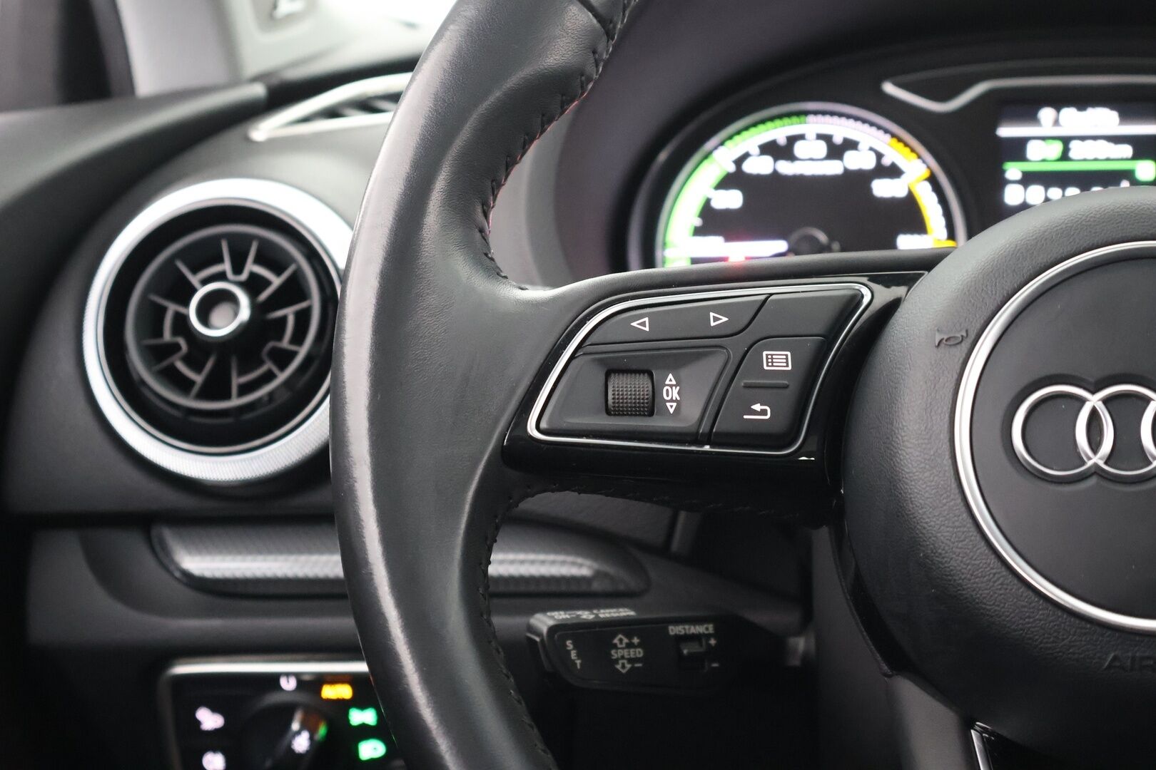AUDI A3 2018 e-Tron Business Sport 1,4 TFSI - Matrix-LED | Adapt. vak | Kattoluukku | P-Tutkat | Keyless | MMI+