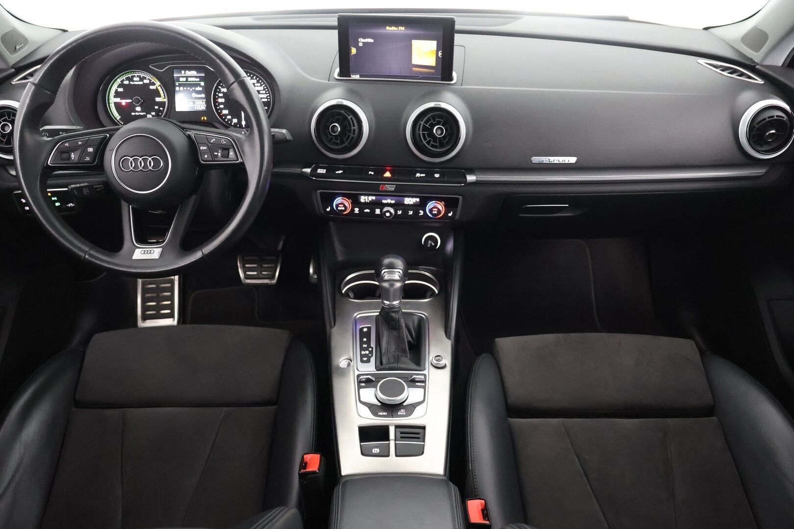 AUDI A3 2018 e-Tron Business Sport 1,4 TFSI - Matrix-LED | Adapt. vak | Kattoluukku | P-Tutkat | Keyless | MMI+