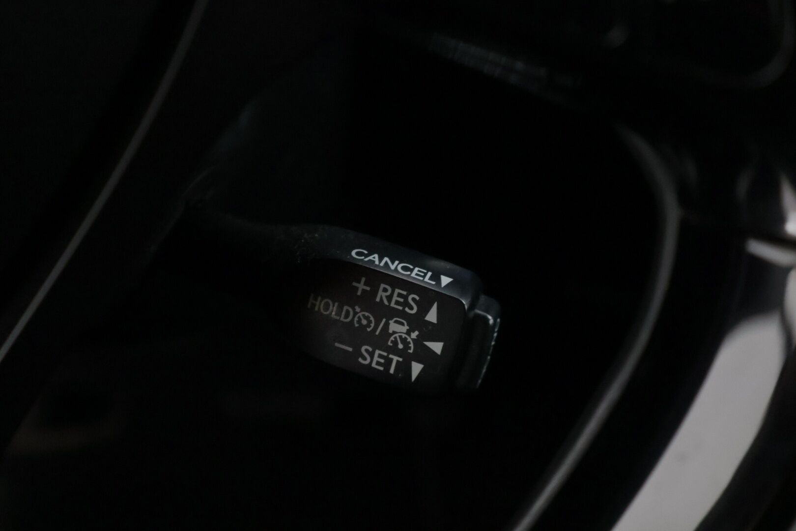 TOYOTA C-HR 2017 1.8 Hybrid Style * Peruutuskamera / KeylessGo / Navi / Adapt. Vakkari * - * Hyvillä varusteilla / Ratinlämmitys / Puolinahkasisuta *