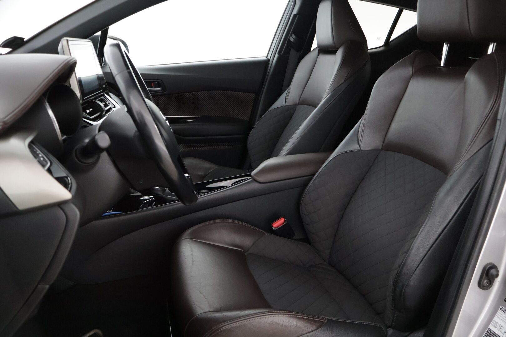 TOYOTA C-HR 2017 1.8 Hybrid Style * Peruutuskamera / KeylessGo / Navi / Adapt. Vakkari * - * Hyvillä varusteilla / Ratinlämmitys / Puolinahkasisuta *
