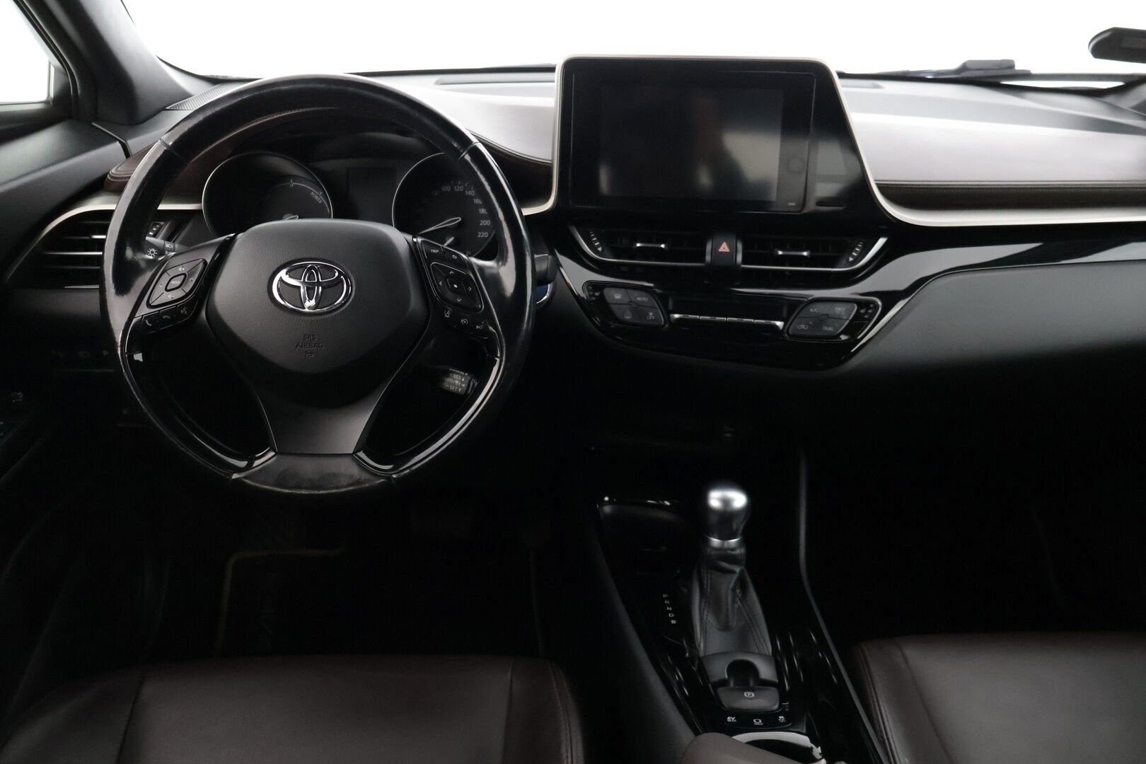 TOYOTA C-HR 2017 1.8 Hybrid Style * Peruutuskamera / KeylessGo / Navi / Adapt. Vakkari * - * Hyvillä varusteilla / Ratinlämmitys / Puolinahkasisuta *