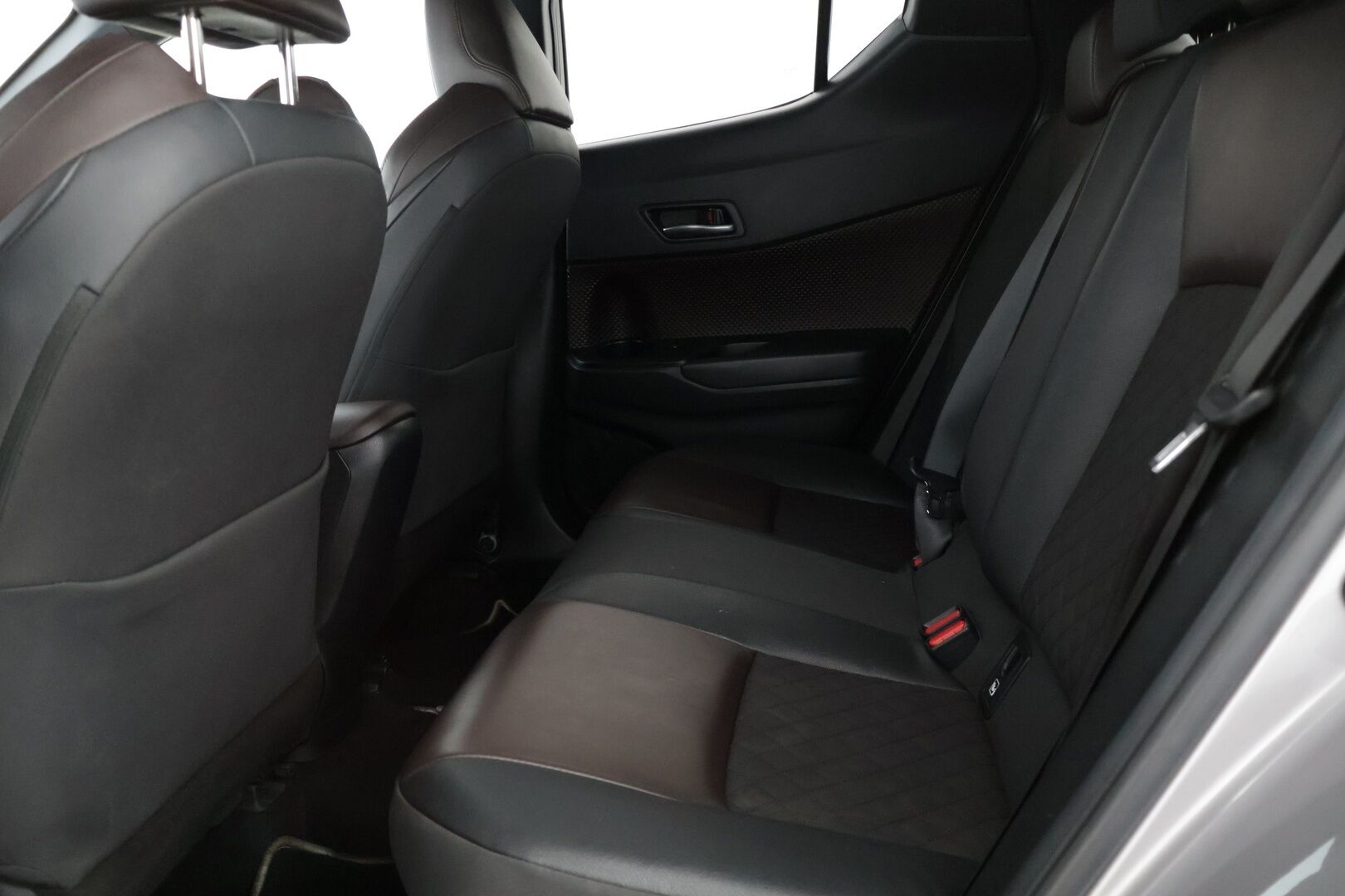 TOYOTA C-HR 2017 1.8 Hybrid Style * Peruutuskamera / KeylessGo / Navi / Adapt. Vakkari * - * Hyvillä varusteilla / Ratinlämmitys / Puolinahkasisuta *