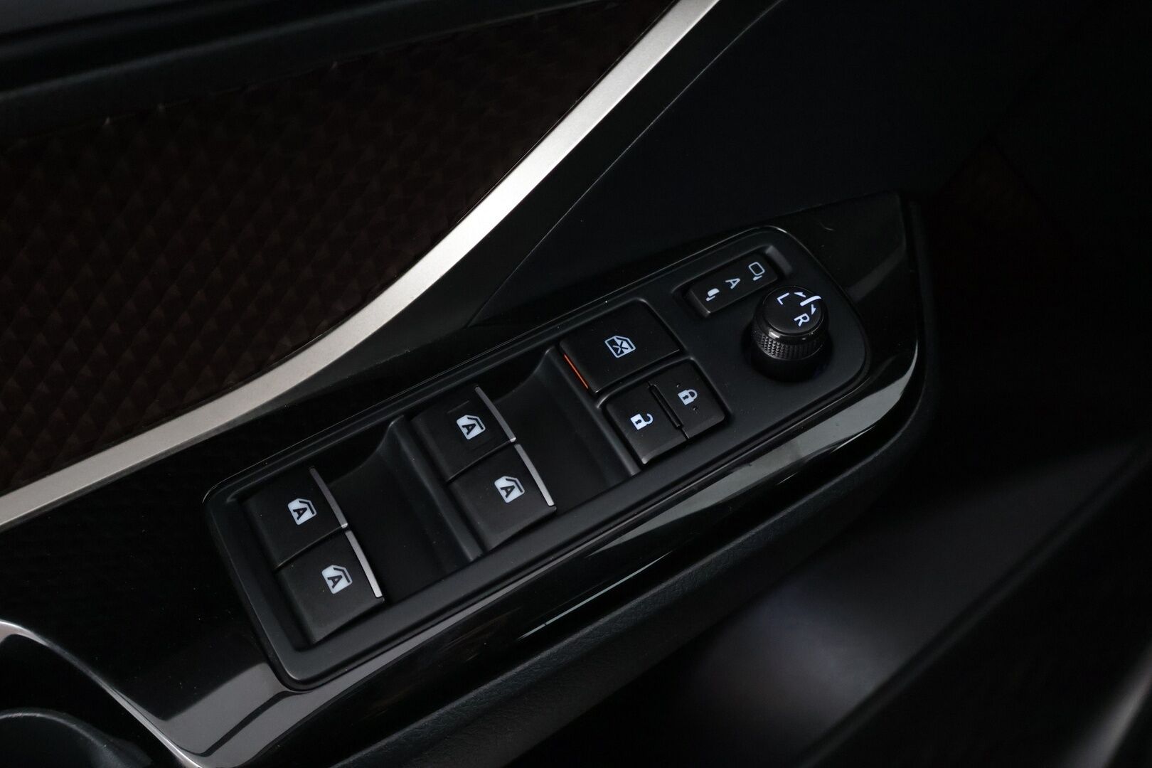TOYOTA C-HR 2017 1.8 Hybrid Style * Peruutuskamera / KeylessGo / Navi / Adapt. Vakkari * - * Hyvillä varusteilla / Ratinlämmitys / Puolinahkasisuta *