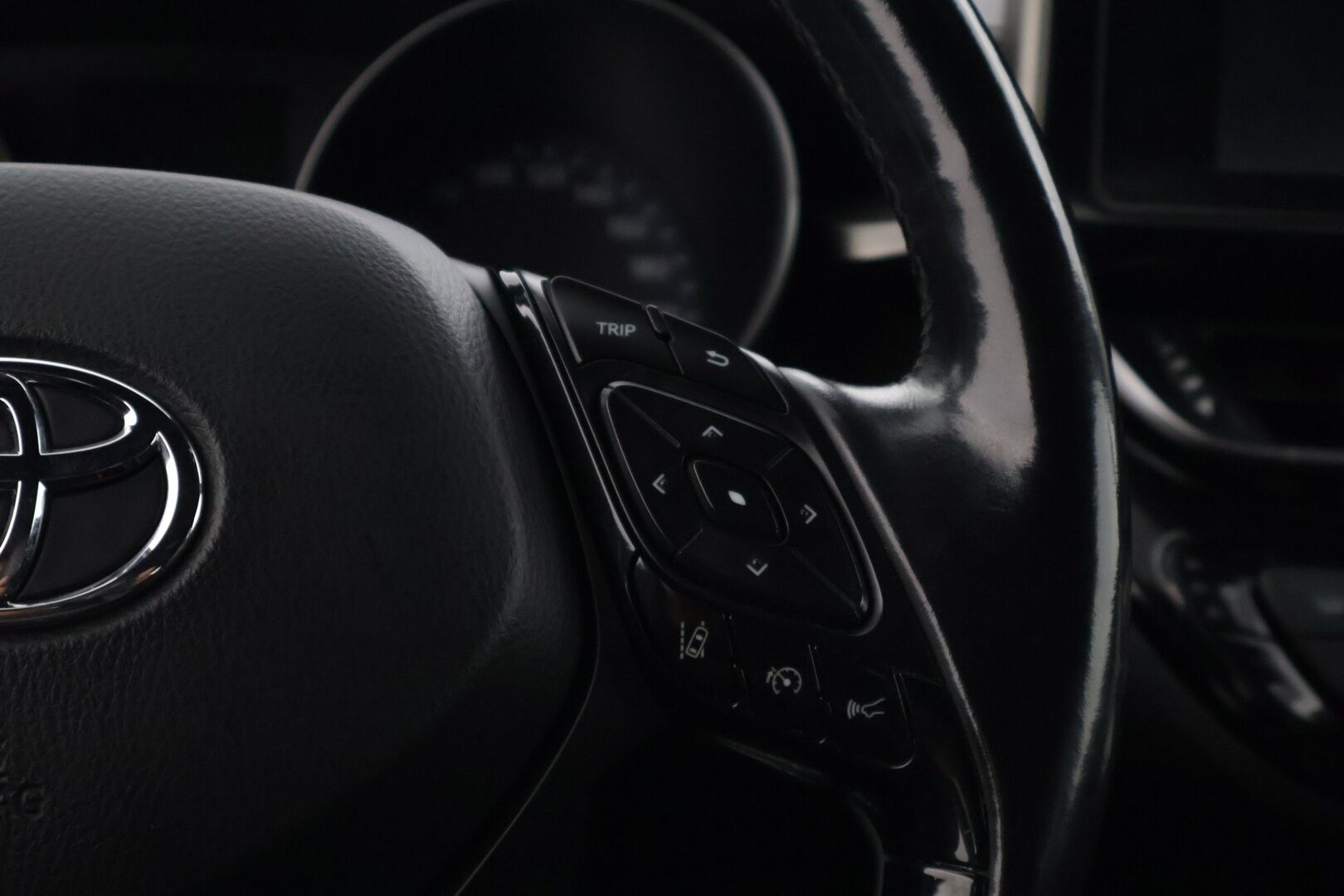 TOYOTA C-HR 2017 1.8 Hybrid Style * Peruutuskamera / KeylessGo / Navi / Adapt. Vakkari * - * Hyvillä varusteilla / Ratinlämmitys / Puolinahkasisuta *