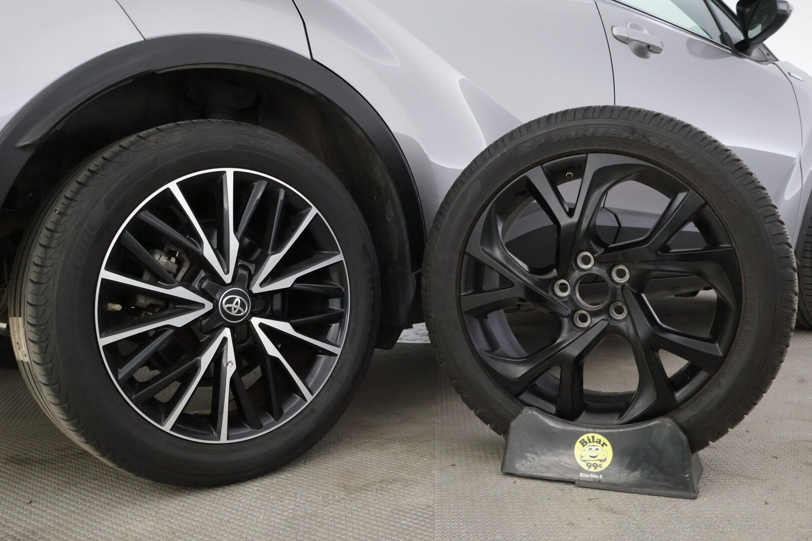 TOYOTA C-HR 2017 1.8 Hybrid Style * Peruutuskamera / KeylessGo / Navi / Adapt. Vakkari * - * Hyvillä varusteilla / Ratinlämmitys / Puolinahkasisuta *