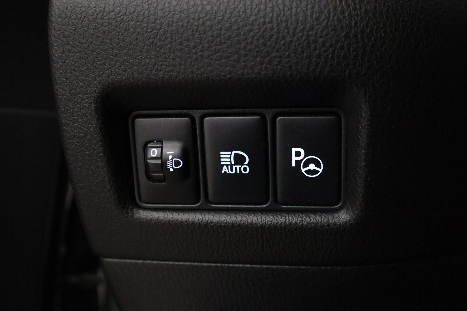 TOYOTA C-HR 2017 1.8 Hybrid Style * Peruutuskamera / KeylessGo / Navi / Adapt. Vakkari * - * Hyvillä varusteilla / Ratinlämmitys / Puolinahkasisuta *