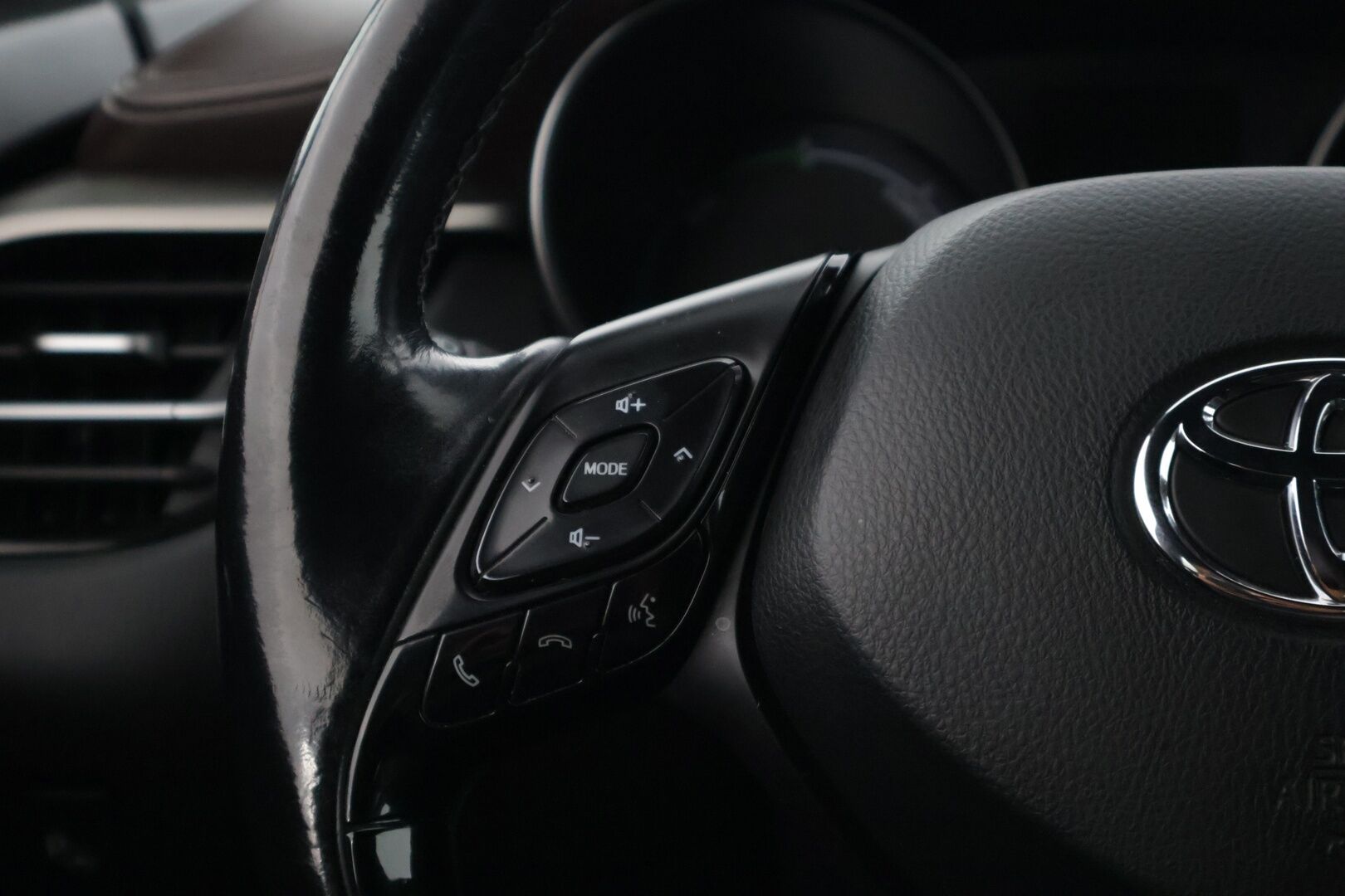 TOYOTA C-HR 2017 1.8 Hybrid Style * Peruutuskamera / KeylessGo / Navi / Adapt. Vakkari * - * Hyvillä varusteilla / Ratinlämmitys / Puolinahkasisuta *