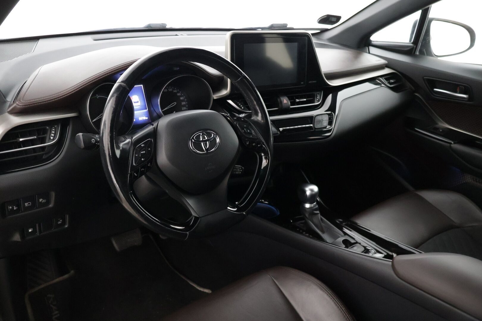 TOYOTA C-HR 2017 1.8 Hybrid Style * Peruutuskamera / KeylessGo / Navi / Adapt. Vakkari * - * Hyvillä varusteilla / Ratinlämmitys / Puolinahkasisuta *