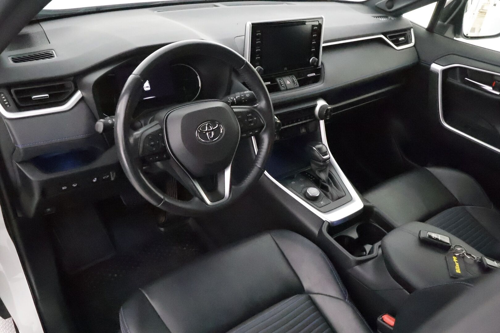 Toyota RAV4 2019 Hybrid Style AWD-i E-CVT ** Adapt.Vakkari / P.kamera / LED-valot / Koukku / JBL / Kaistavahti / KeylessGO ** - 3,99 % KORKOTARJOUS TÄHÄN AUTOON - Merkki Huollettu / 2x Renkaat