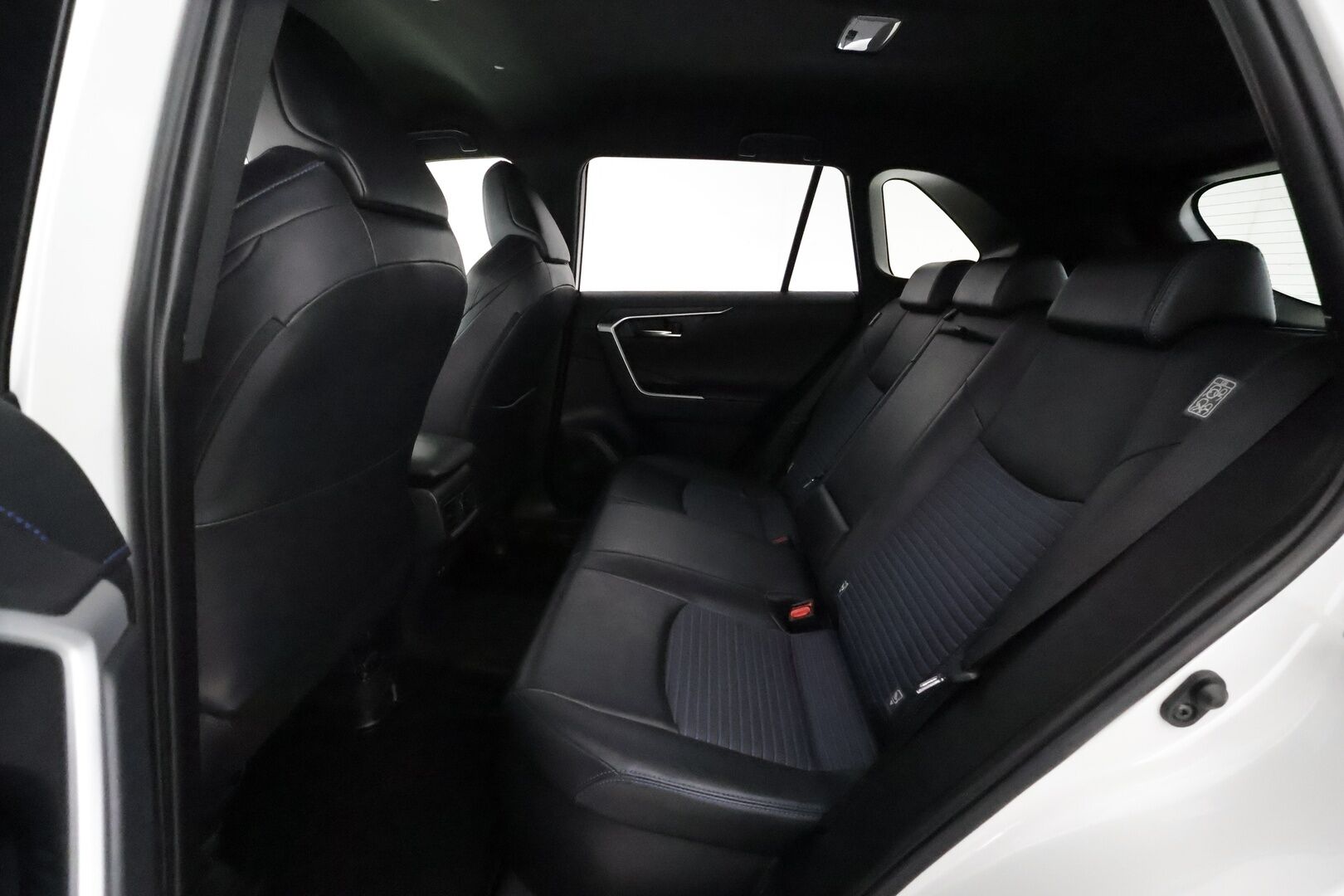 Toyota RAV4 2019 Hybrid Style AWD-i E-CVT ** Adapt.Vakkari / P.kamera / LED-valot / Koukku / JBL / Kaistavahti / KeylessGO ** - 3,99 % KORKOTARJOUS TÄHÄN AUTOON - Merkki Huollettu / 2x Renkaat