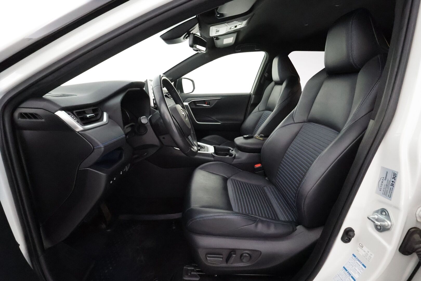 Toyota RAV4 2019 Hybrid Style AWD-i E-CVT ** Adapt.Vakkari / P.kamera / LED-valot / Koukku / JBL / Kaistavahti / KeylessGO ** - 3,99 % KORKOTARJOUS TÄHÄN AUTOON - Merkki Huollettu / 2x Renkaat