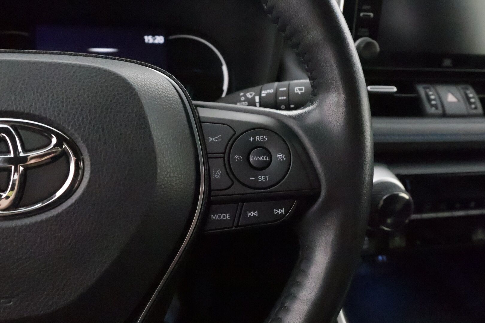 Toyota RAV4 2019 Hybrid Style AWD-i E-CVT ** Adapt.Vakkari / P.kamera / LED-valot / Koukku / JBL / Kaistavahti / KeylessGO ** - 3,99 % KORKOTARJOUS TÄHÄN AUTOON - Merkki Huollettu / 2x Renkaat