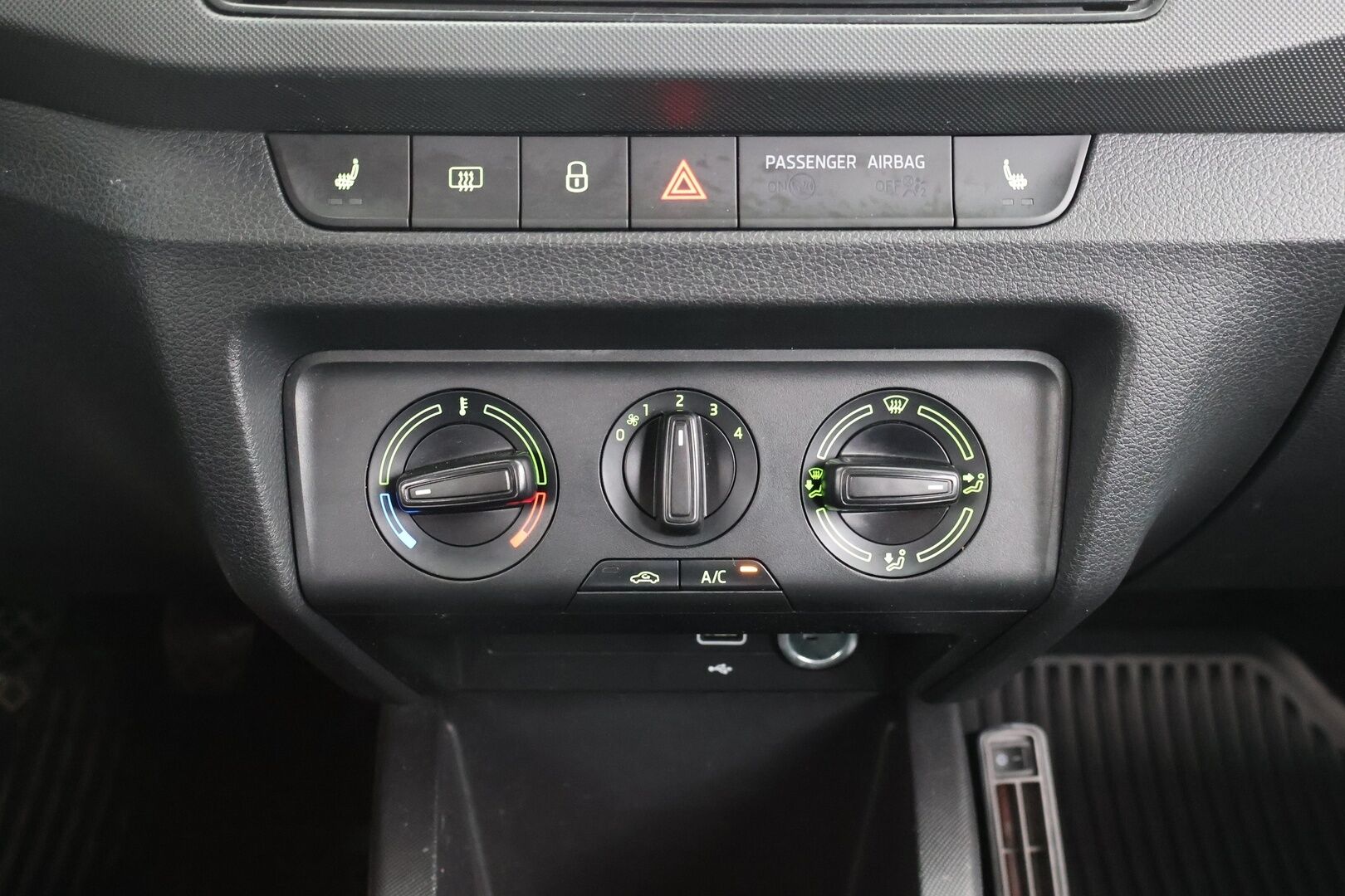 Skoda Fabia 2021 1,0 TSI 95 Ambition - | Suomi-auto | Facelift | Vakkari | P.Tutka | Lohko+sisäp. | 2x renkaat&vanteet | Merkkihuollot | Todella siisti! |