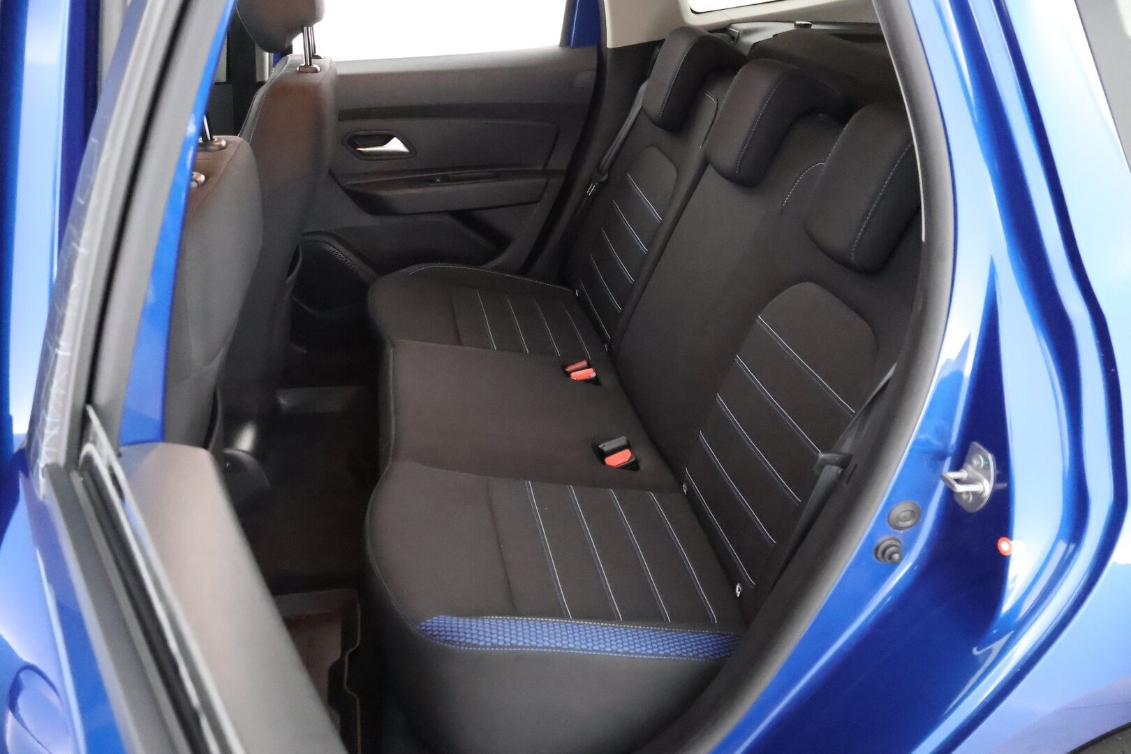Dacia Duster 2021 10 Blue dCi 115 4x4 - Binar-Lisälämmitin / Suomiauto / Vetokoukku / P.Kamera / Vakkari / Navi / Juuri saapunut Tampereelle!