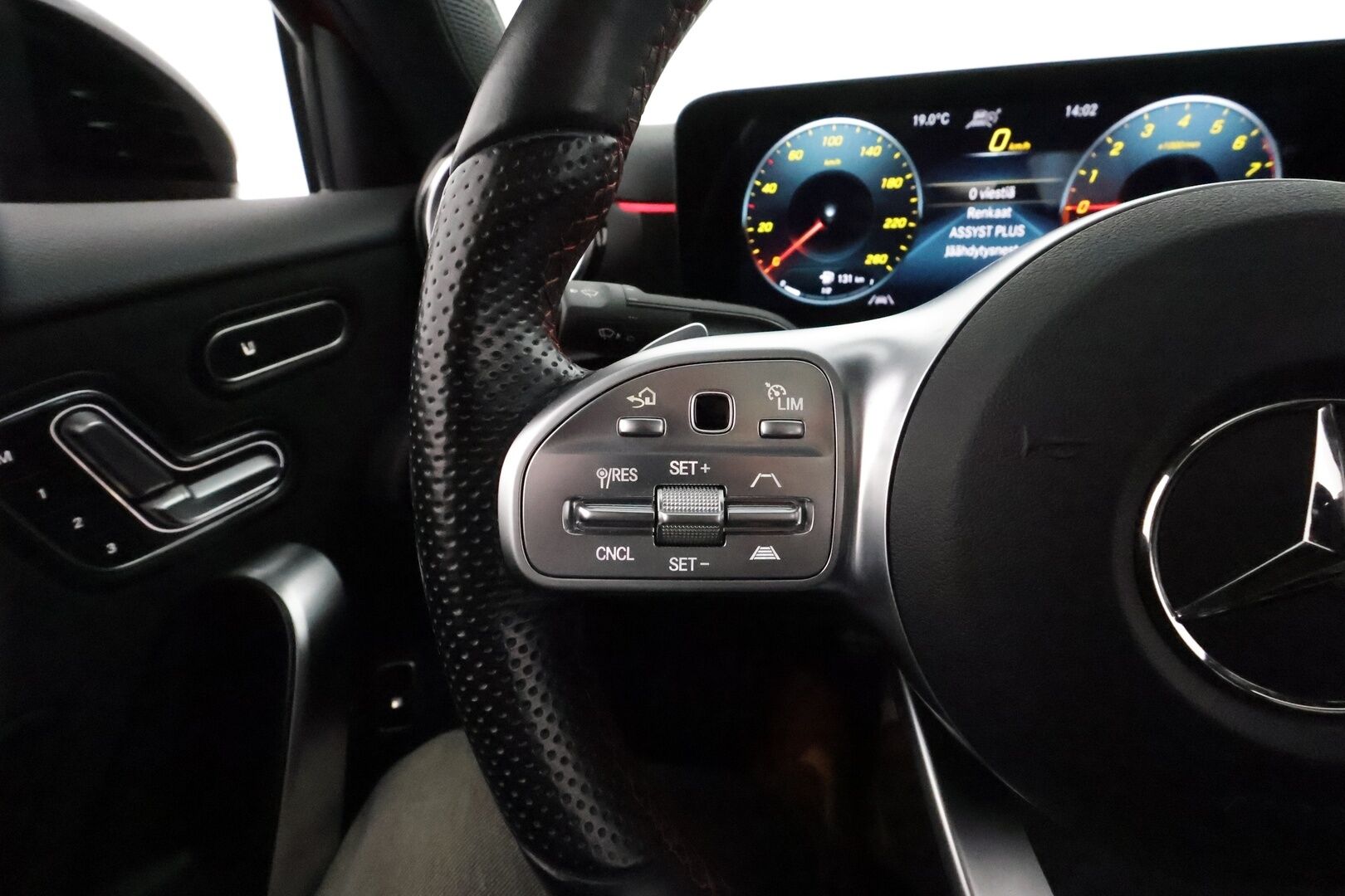 Mercedes-Benz A 2021 250 e A sedan Business AMG Edition EQ Power **Distronic+ / Multibeam LED / Panorama / Muistipenkit / KeylessGo** - Suomi-auto / Kahdet renkaat aluvanteilla / Nahka-Alcantara / Navi / Widescreen / Sporttipenkit / P.kamera