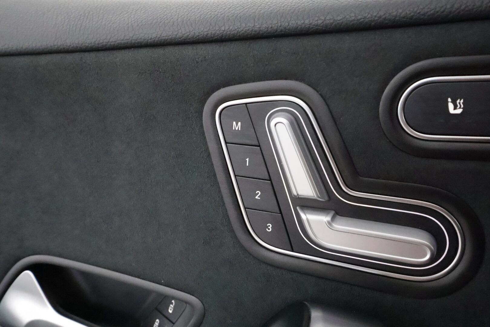Mercedes-Benz A 2021 250 e A sedan Business AMG Edition EQ Power **Distronic+ / Multibeam LED / Panorama / Muistipenkit / KeylessGo** - Suomi-auto / Kahdet renkaat aluvanteilla / Nahka-Alcantara / Navi / Widescreen / Sporttipenkit / P.kamera